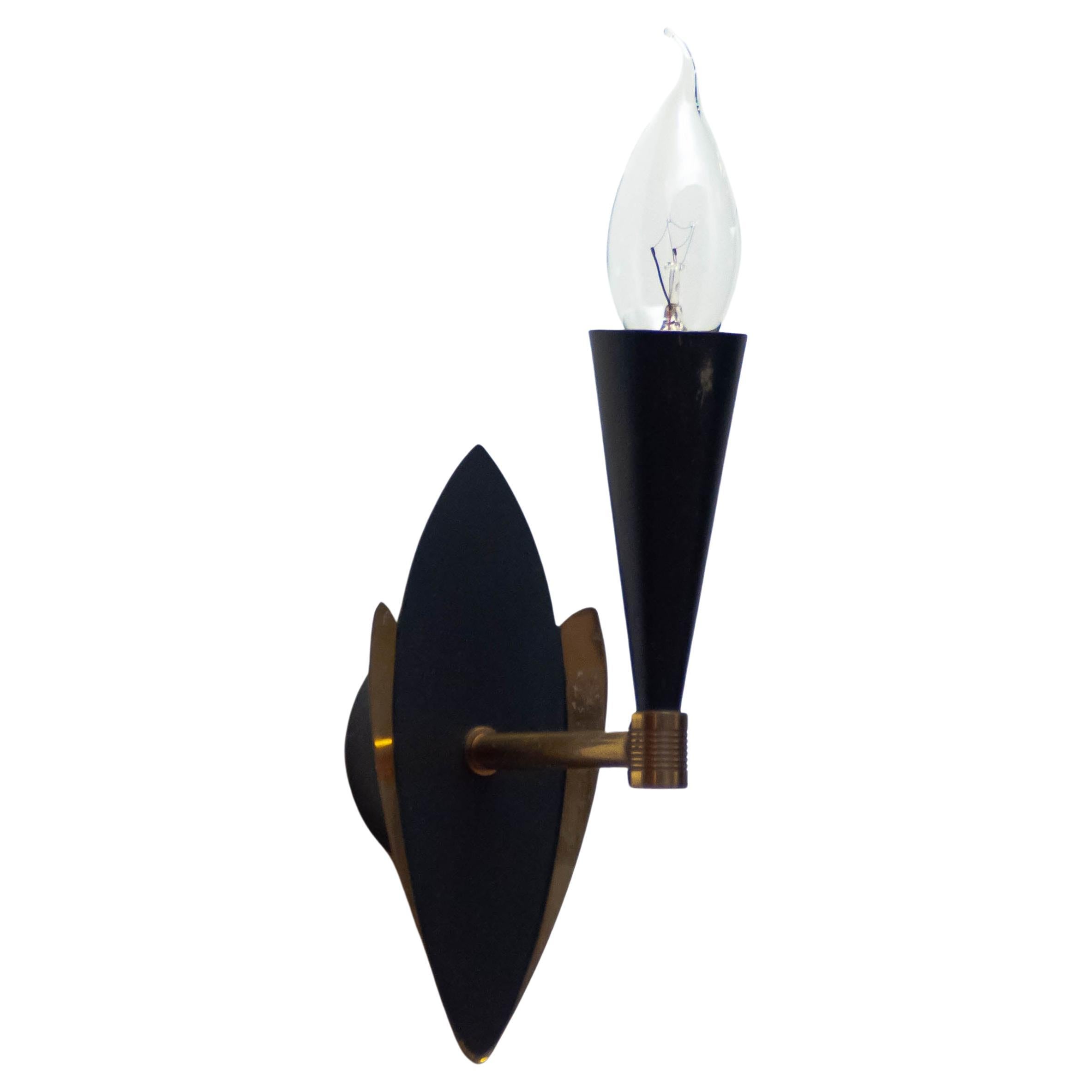 Ein Paar elegante schwedische Designer-Wandleuchten aus den 1950er Jahren aus schwarz lackiertem Metall mit Messingdetails. Beide Lampen sind in gutem Zustand und bestehen aus einer Schraubfassung der Größe E14.
