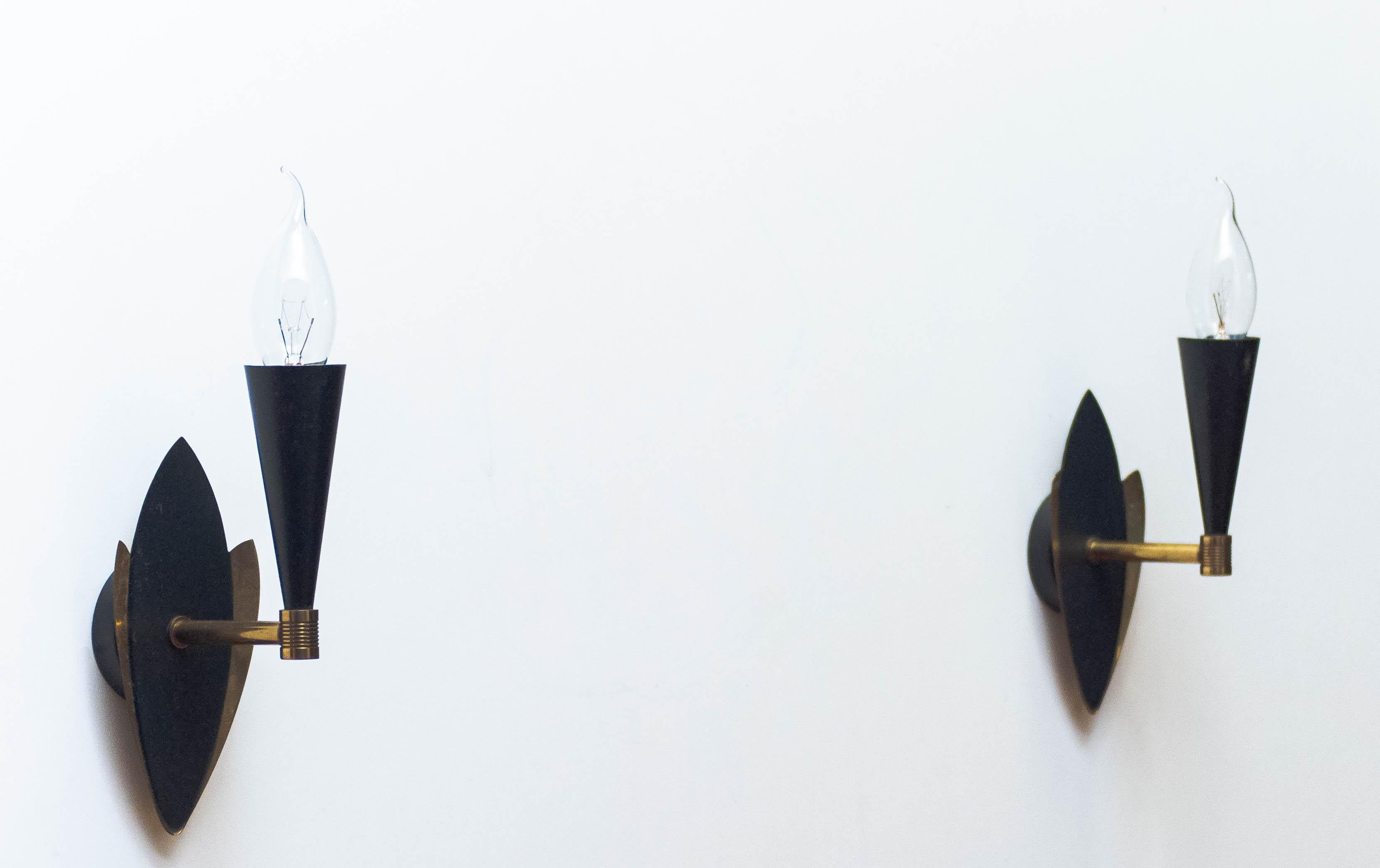 1950s Pair Swedish Black And Brass Designer Wall Light Sconces. In Good Condition For Sale In Silvolde, Gelderland