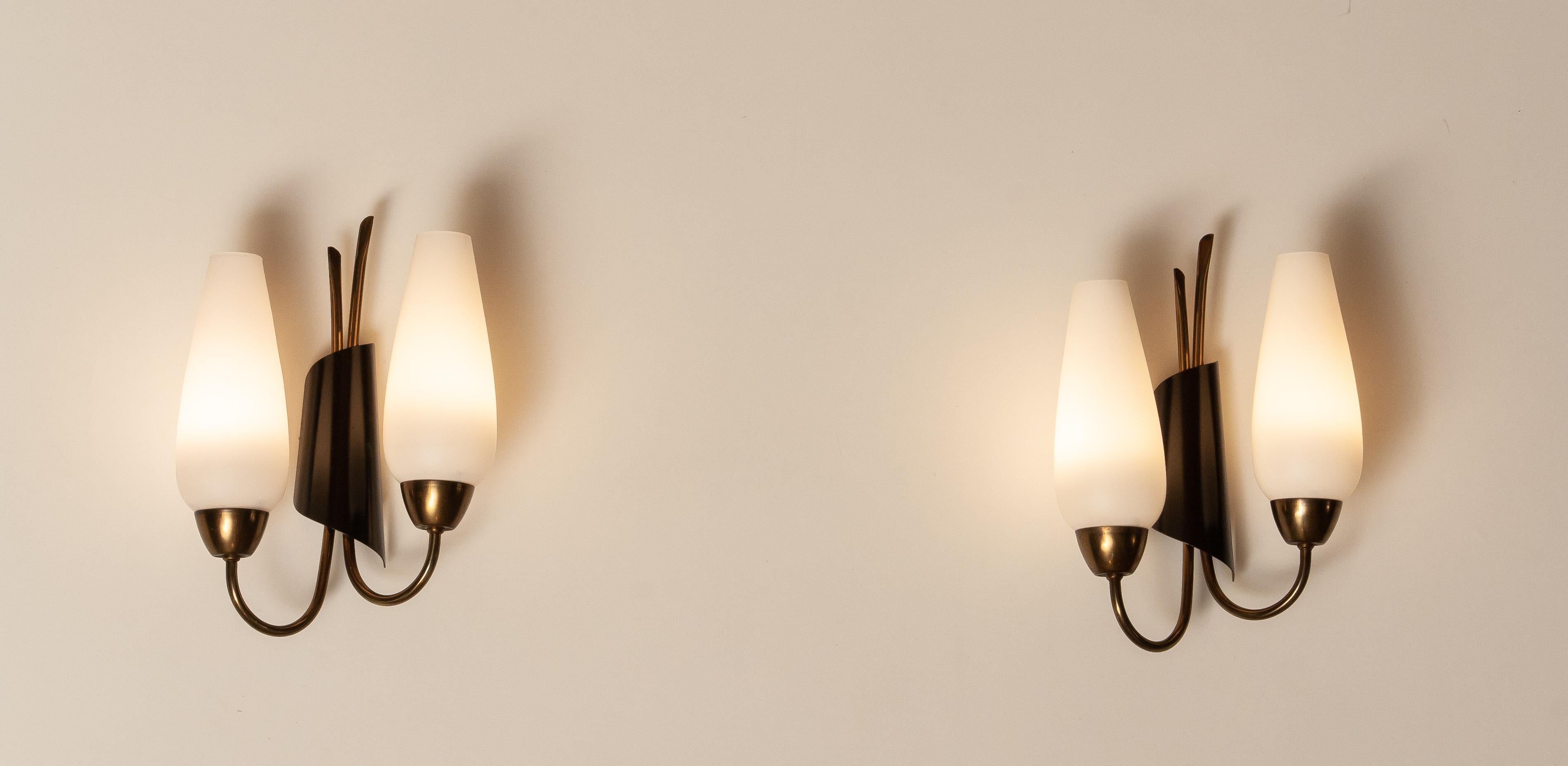 1950's Pair Switchable Italian Modernist Wall Lights in Brass, Metal and Opal In Good Condition In Silvolde, Gelderland