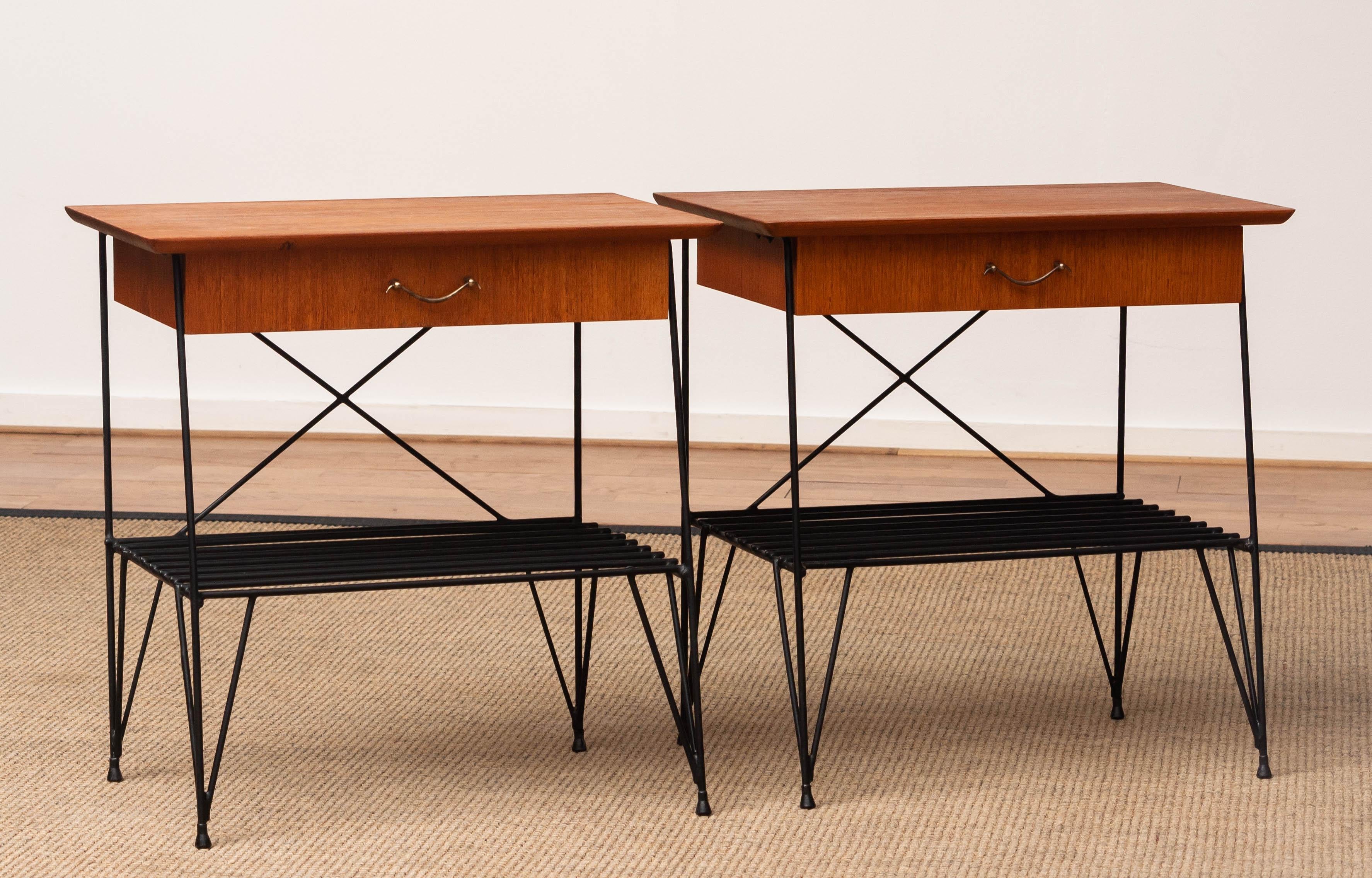 Paire de tables de chevet de style Gullberg en teck et fil métallique, années 1950 en vente 1