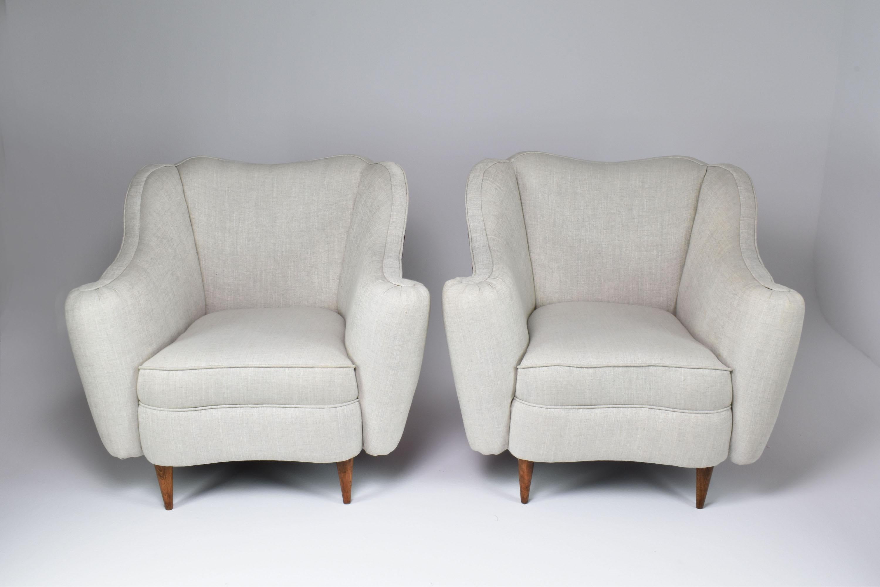 Paire de fauteuils italiens restaurés des années 1950   en vente 4