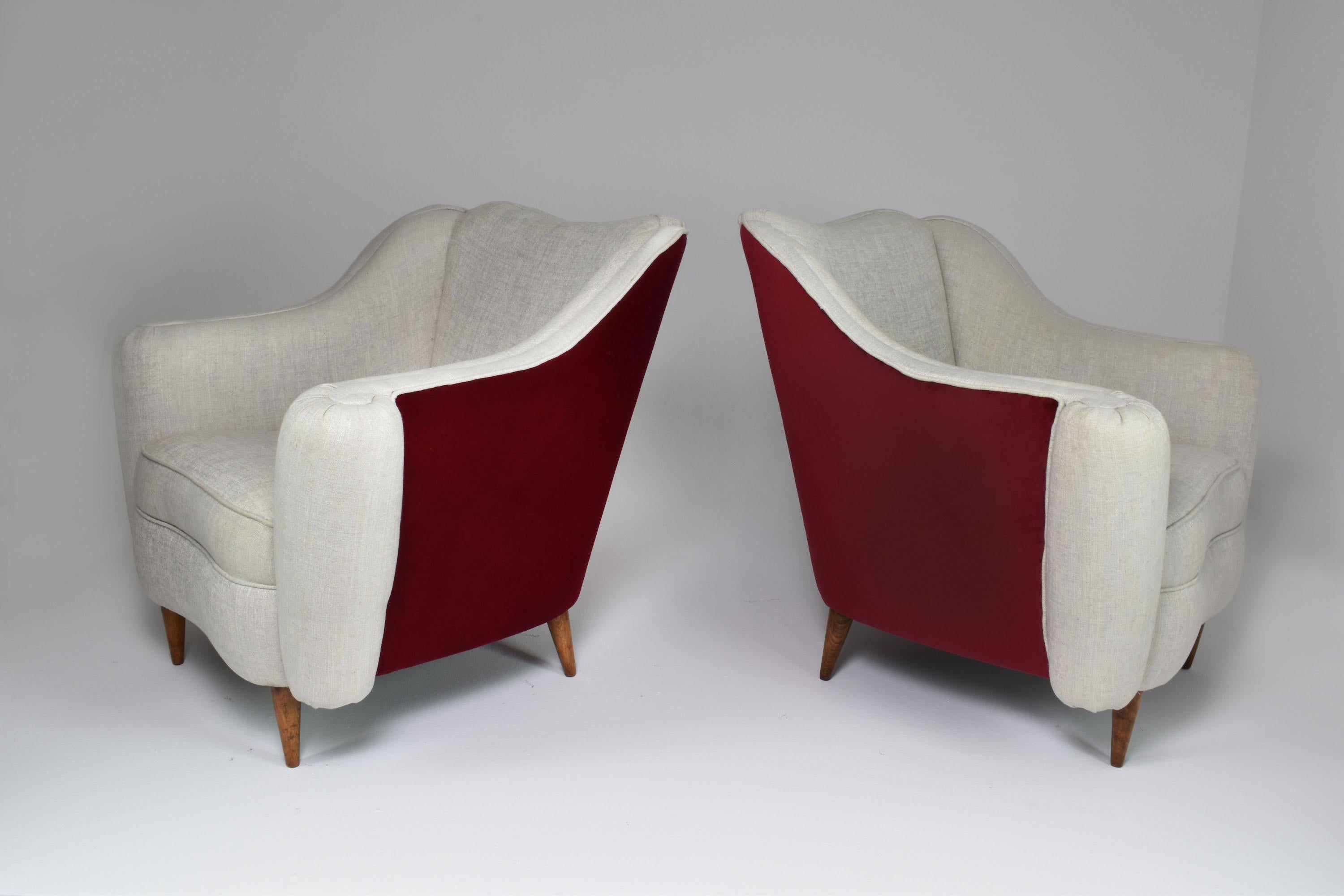 A captivating pair of 1950s Italian armchairs, restored and attributed to Gio Ponti, for Casa e Giardino. These collectable lounge chairs are adorned with gracefully curved backrests and armrests. These seats have been re-upholstered in a