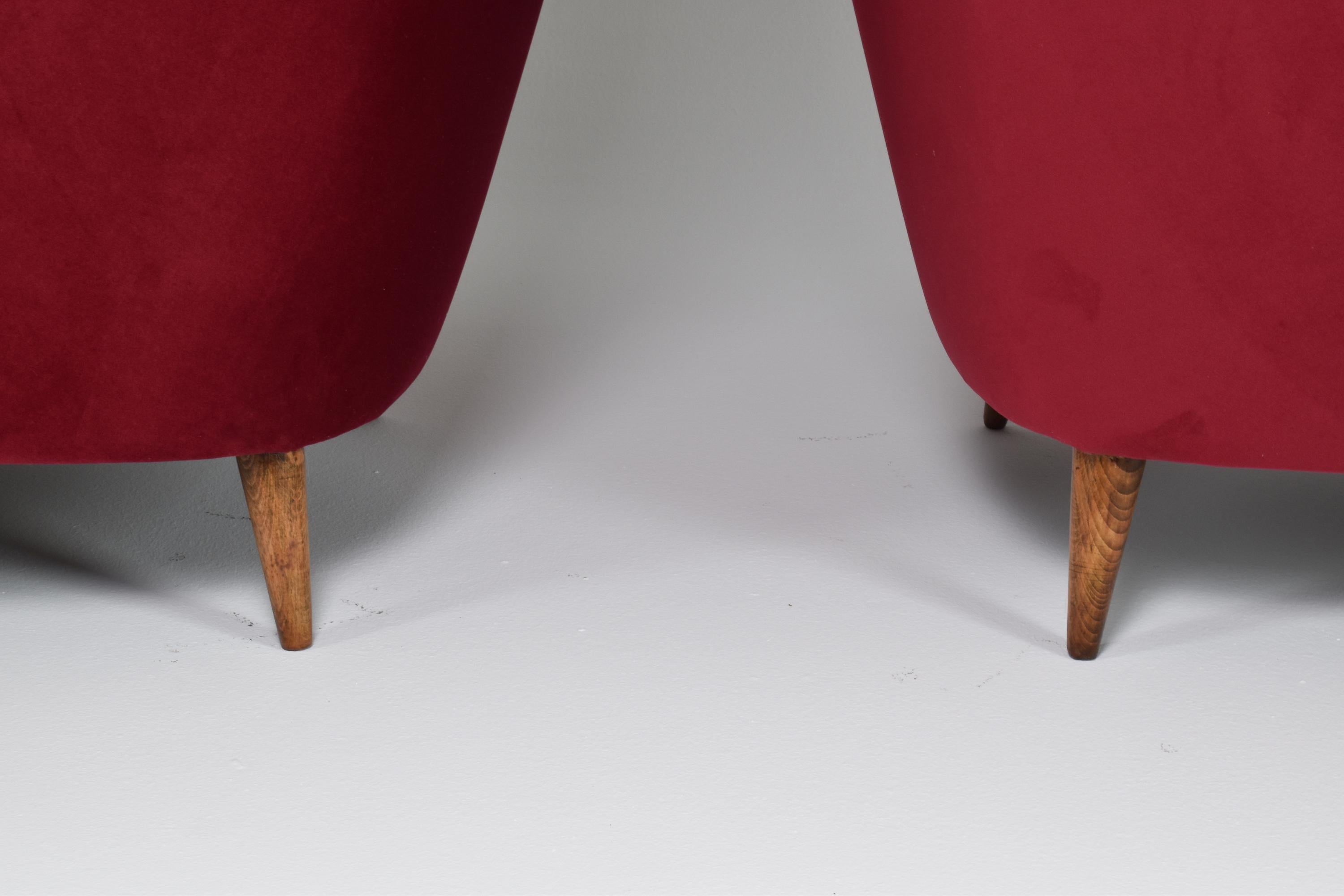 Tissu d'ameublement Paire de fauteuils italiens restaurés des années 1950   en vente