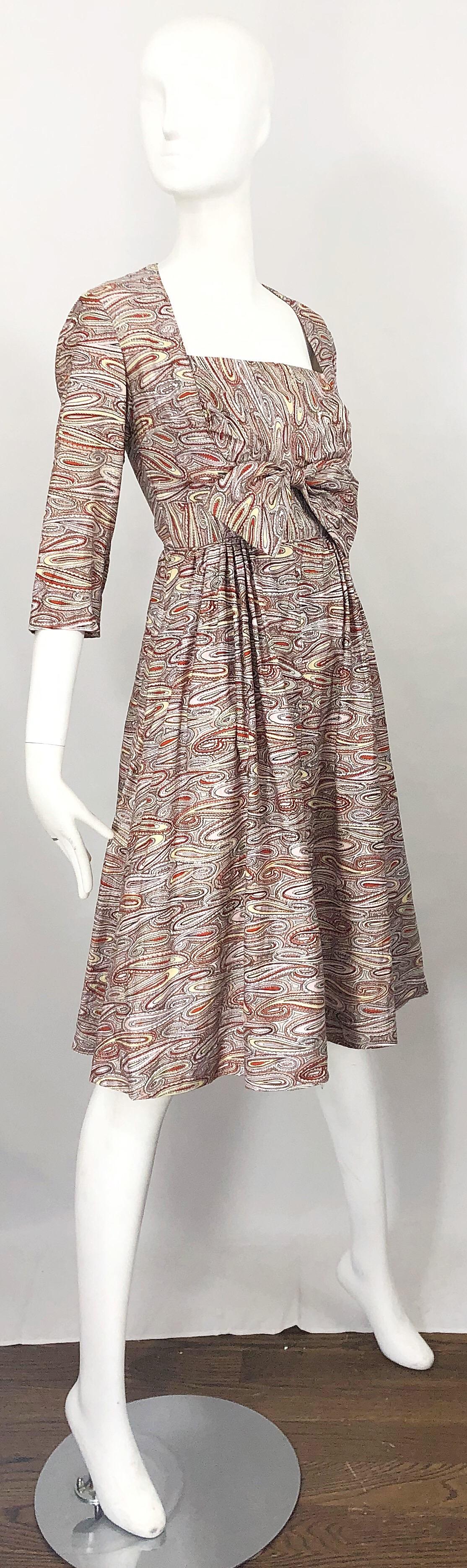 Robe vintage ajustée à manches 3/4 en coton à motif cachemire avec nœud (années 1950) en vente 7