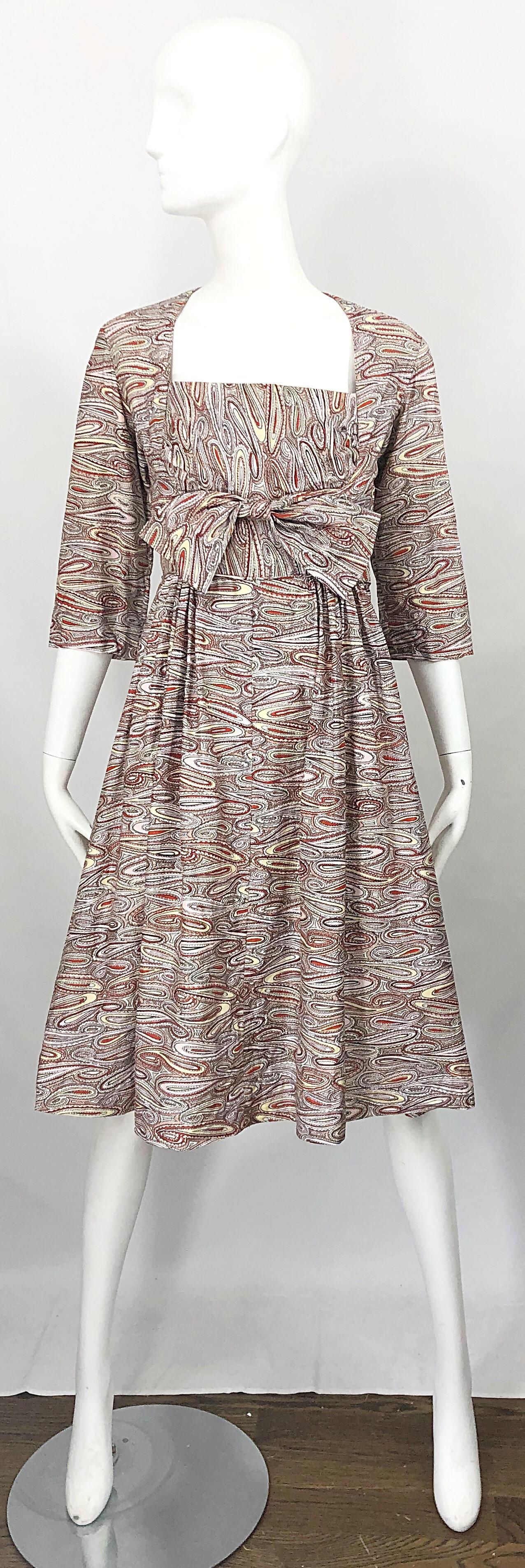 Robe vintage ajustée à manches 3/4 en coton à motif cachemire avec nœud (années 1950) en vente 9