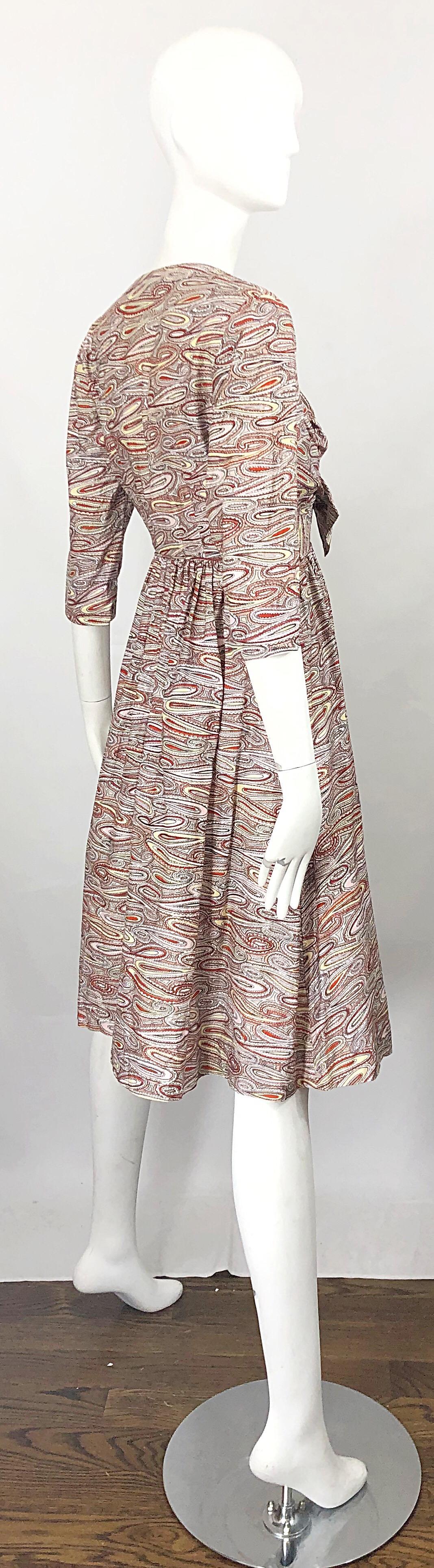 Gris Robe vintage ajustée à manches 3/4 en coton à motif cachemire avec nœud (années 1950) en vente
