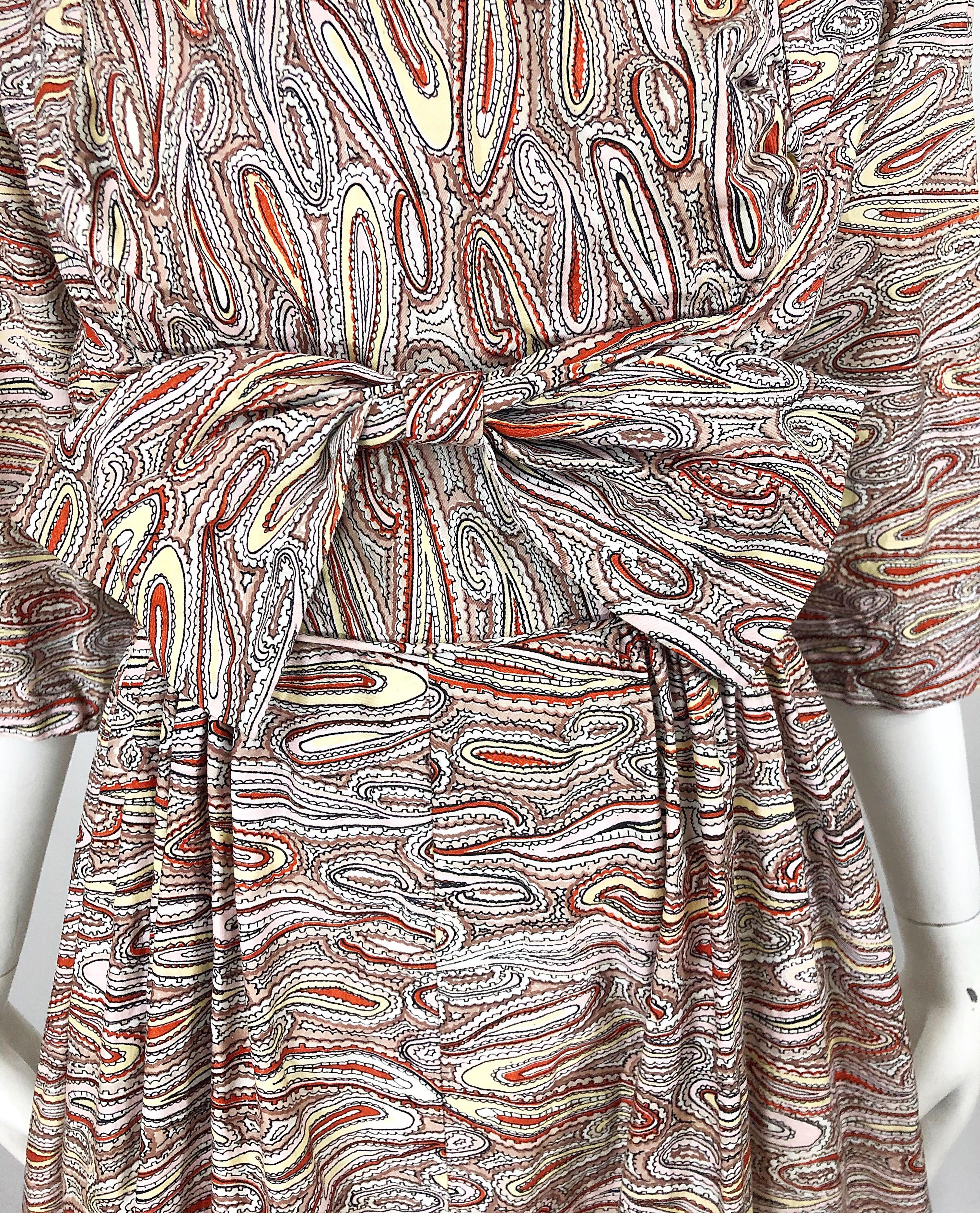 Robe vintage ajustée à manches 3/4 en coton à motif cachemire avec nœud (années 1950) Excellent état - En vente à San Diego, CA