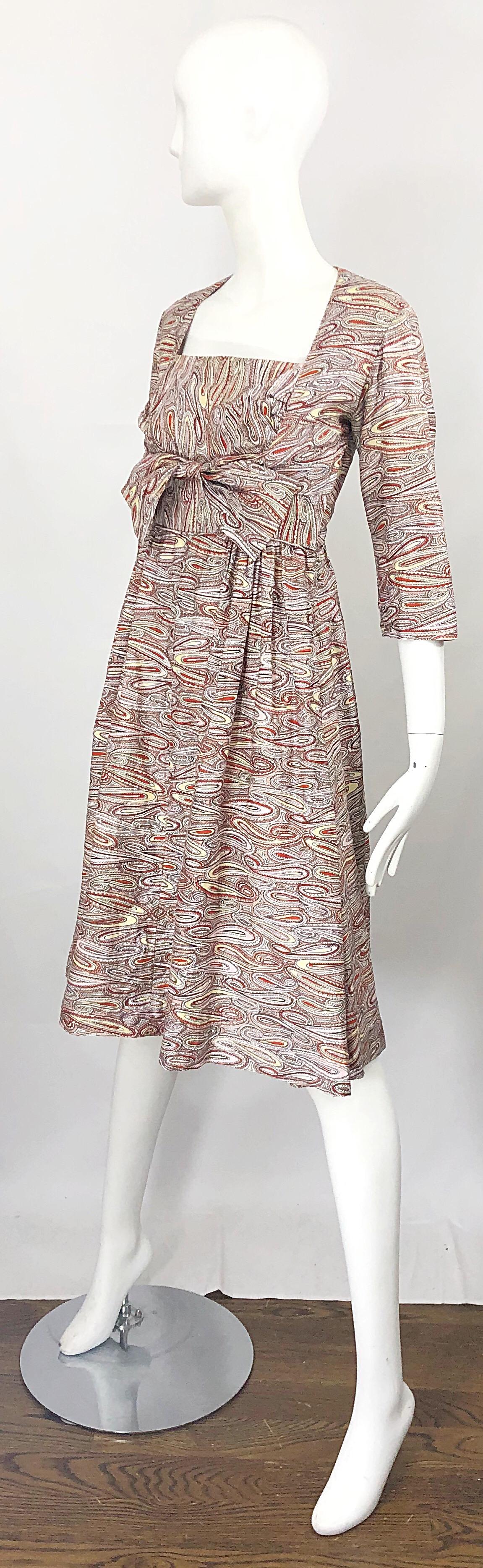 Robe vintage ajustée à manches 3/4 en coton à motif cachemire avec nœud (années 1950) Pour femmes en vente