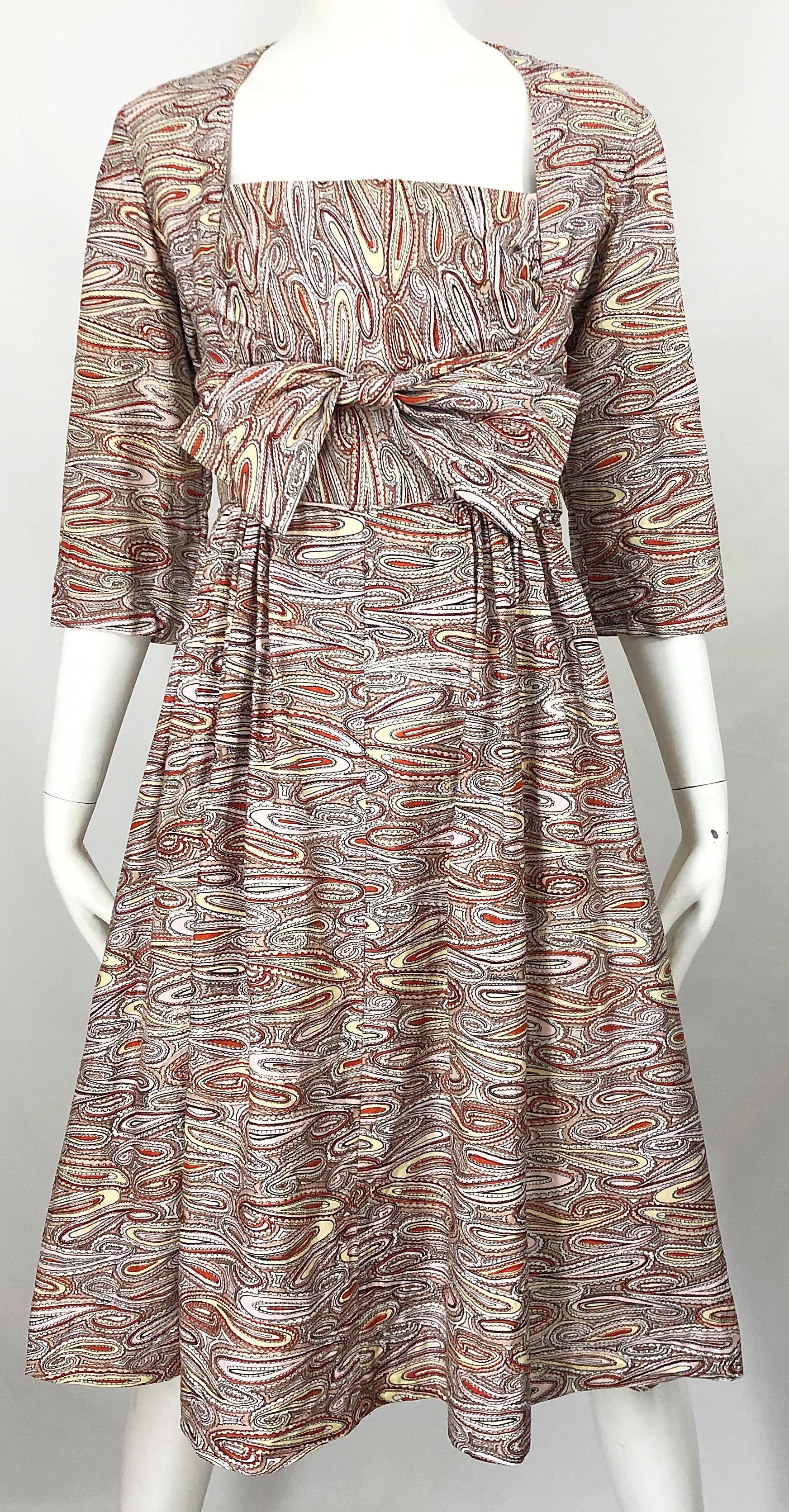 Robe vintage ajustée à manches 3/4 en coton à motif cachemire avec nœud (années 1950) en vente 2