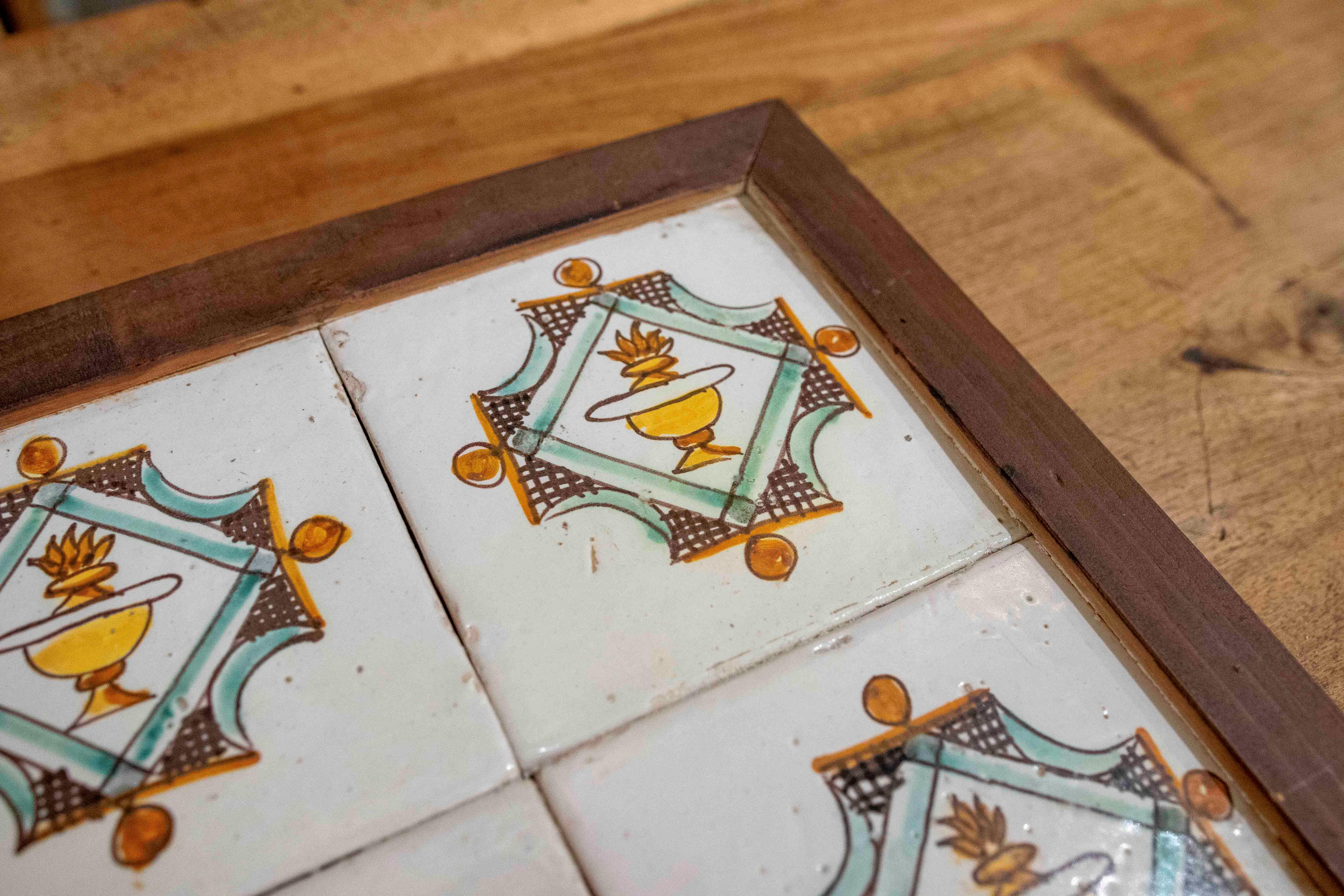 Pannello anni '50 composto da quattro piastrelle antiche con motivi decorativi in vendita 3
