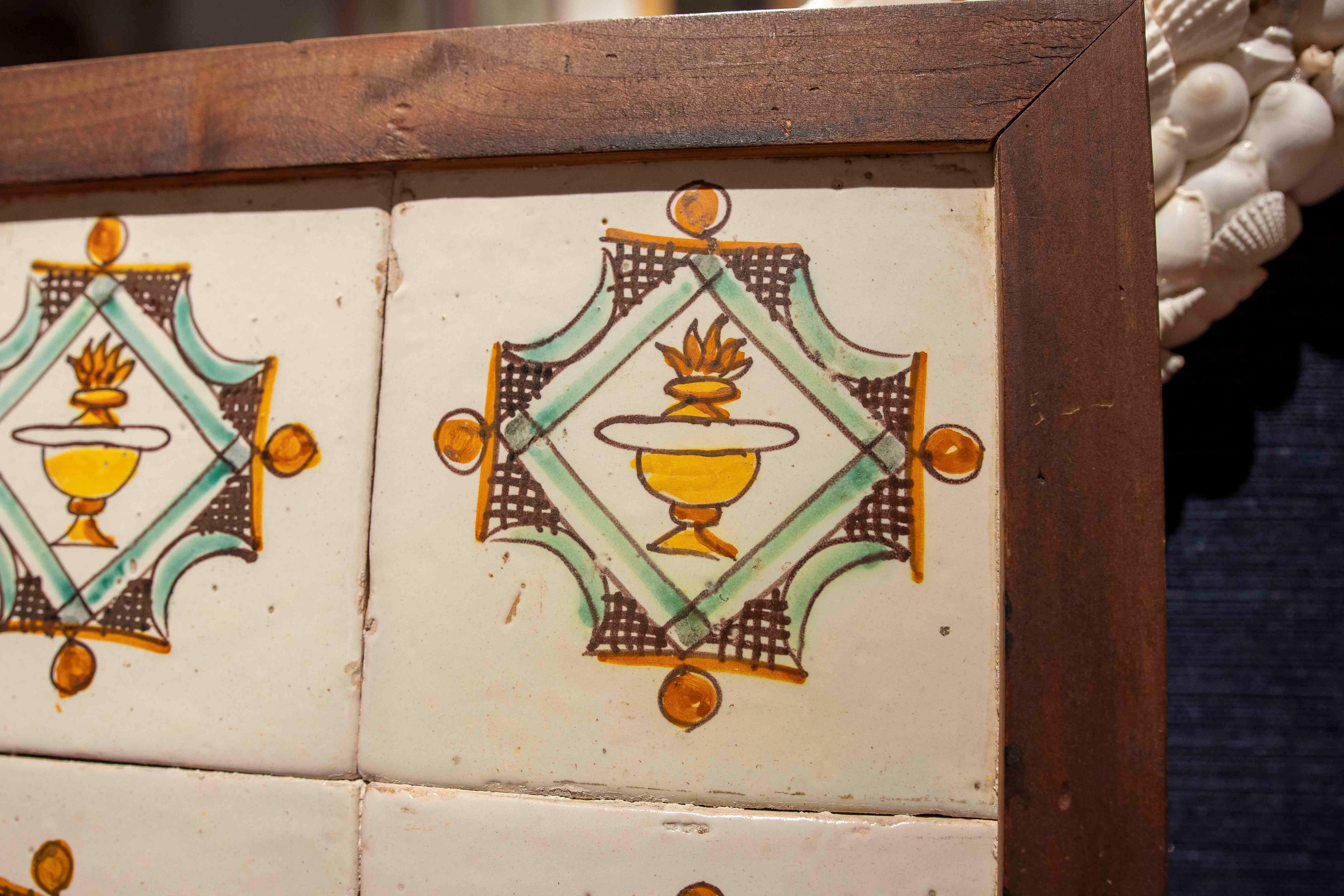 Spagnolo Pannello anni '50 composto da quattro piastrelle antiche con motivi decorativi in vendita