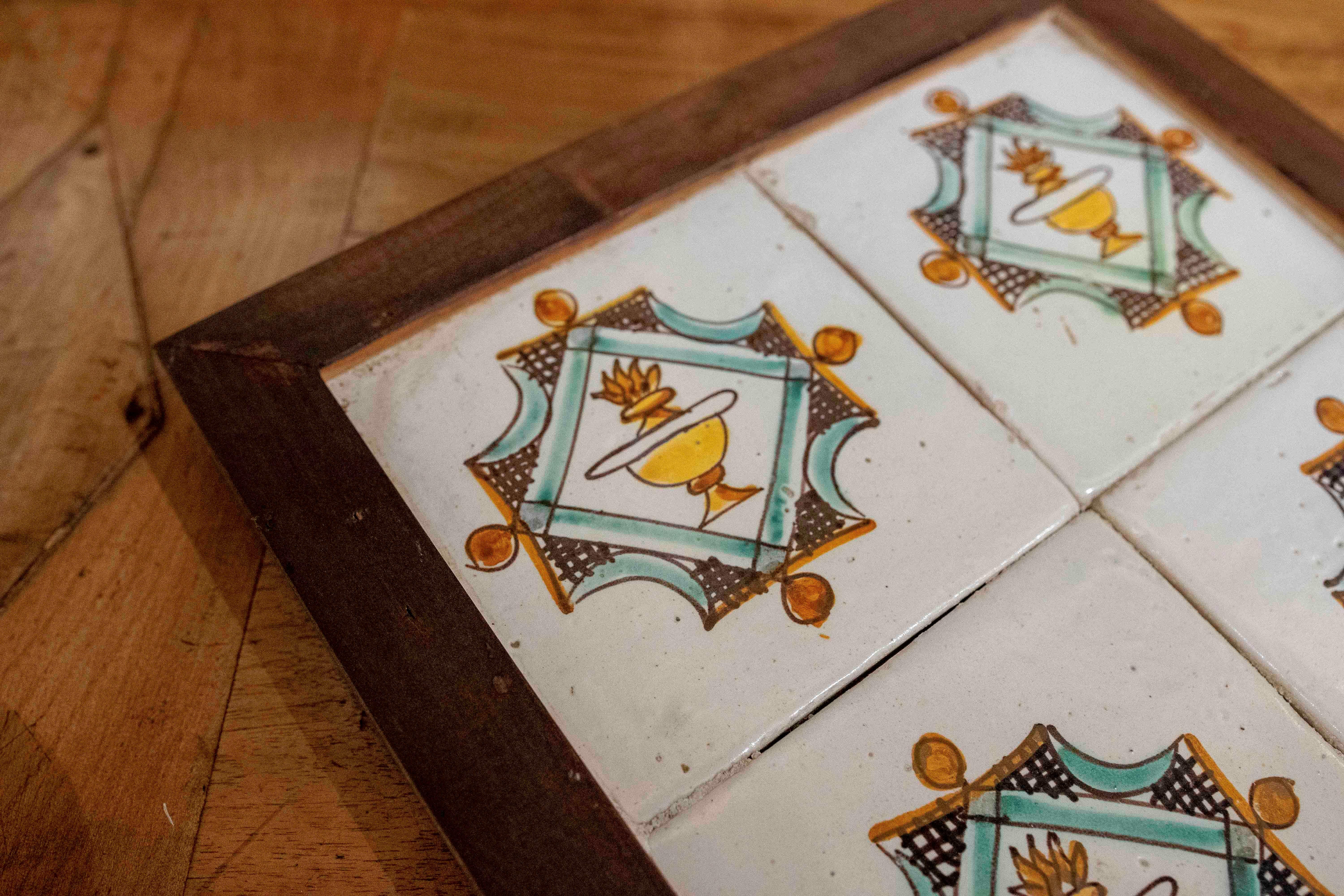 Ceramica Pannello anni '50 composto da quattro piastrelle antiche con motivi decorativi in vendita