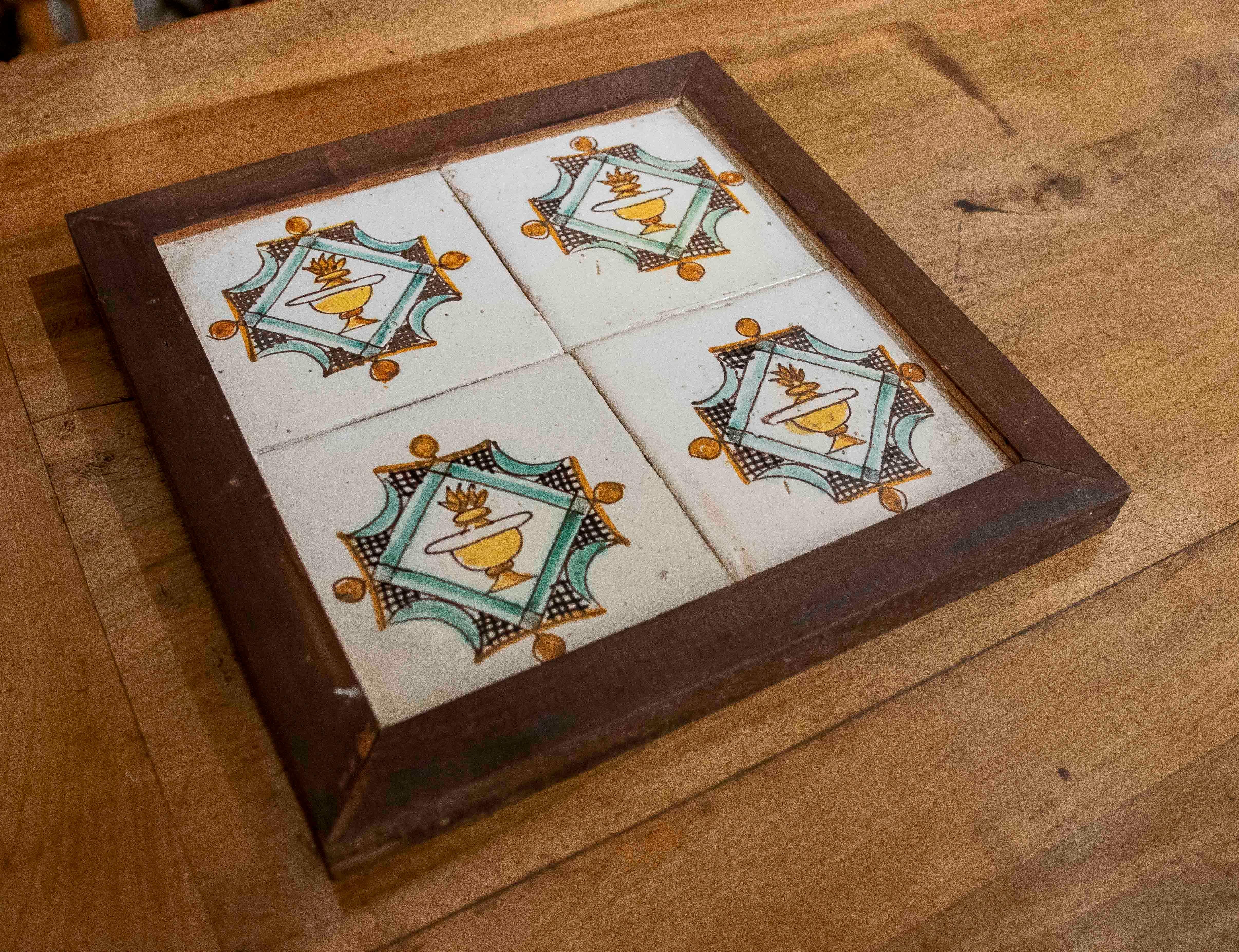 Pannello anni '50 composto da quattro piastrelle antiche con motivi decorativi in vendita 1