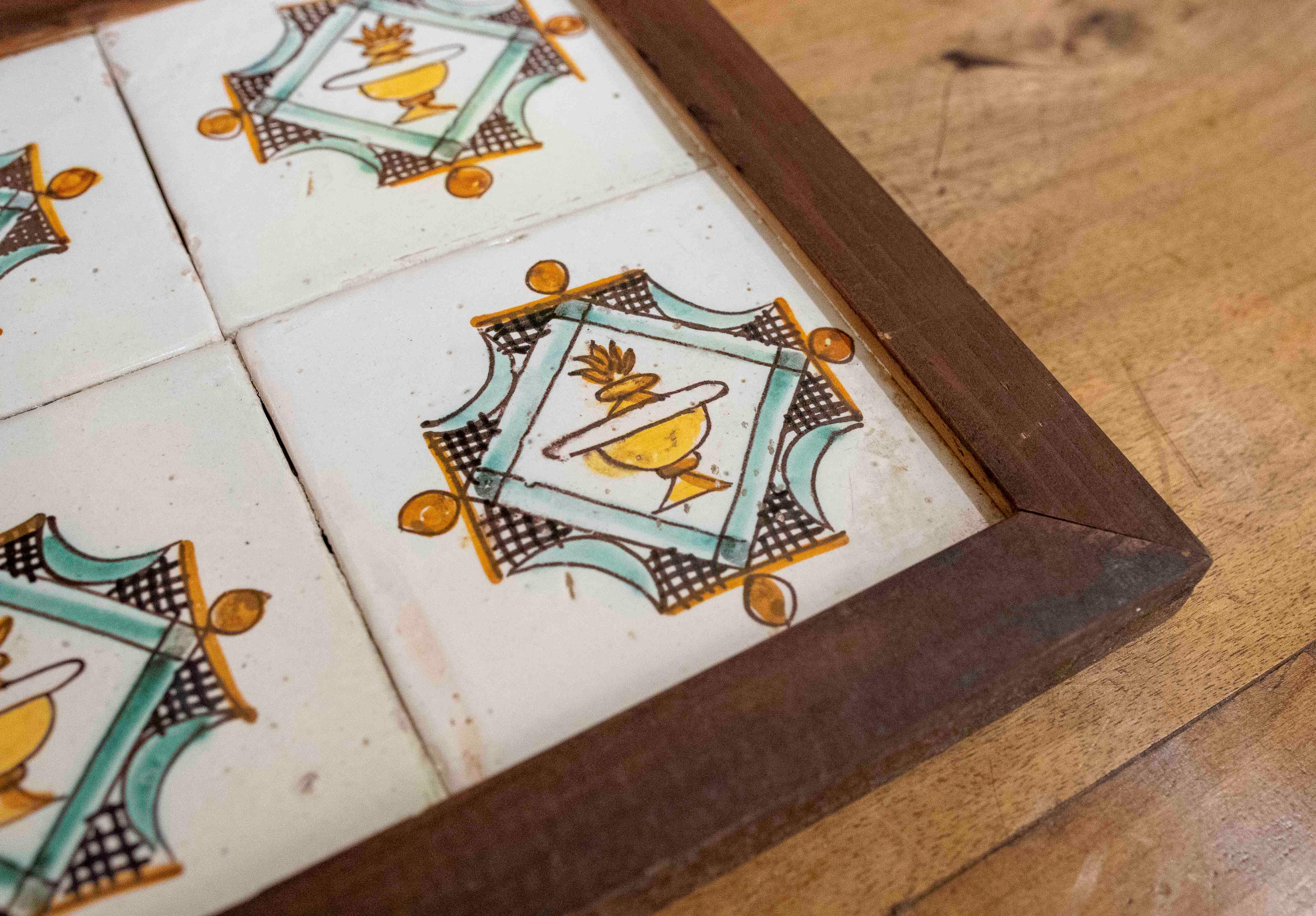 Pannello anni '50 composto da quattro piastrelle antiche con motivi decorativi in vendita 2