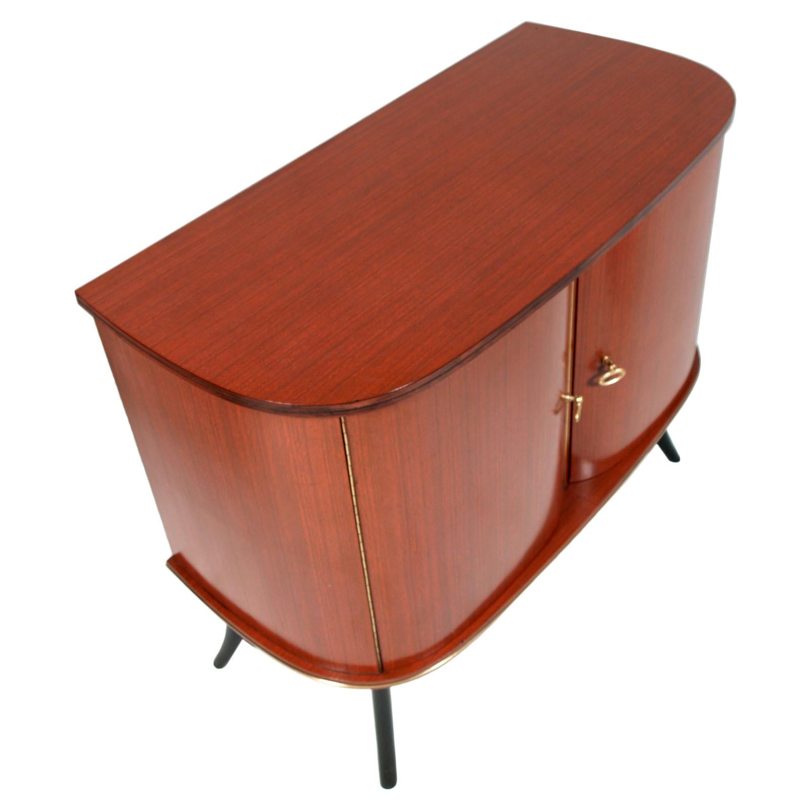 Mid-Century Modern cabinet dry bar by Cantù, Paolo Buffa attributed , in veneered mahogany external, faux marble and walnut , with internal working lighting. Handles in golden brass.

Measures cm: H 73, W 92, D 45 (internal H 44cm left or H 35cm