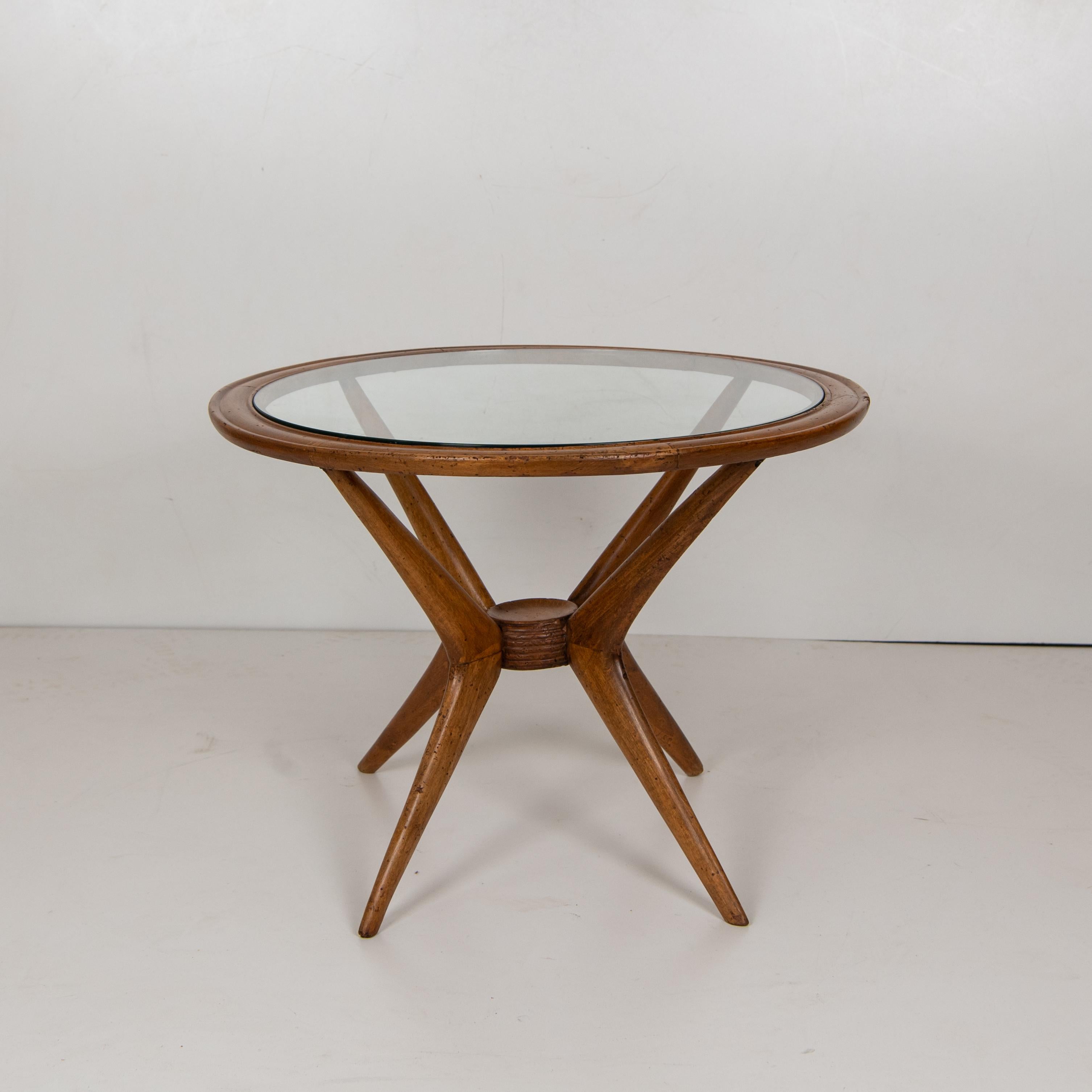 A rare a beautiful round beech wood coffee table designed by Paolo Buffa for 