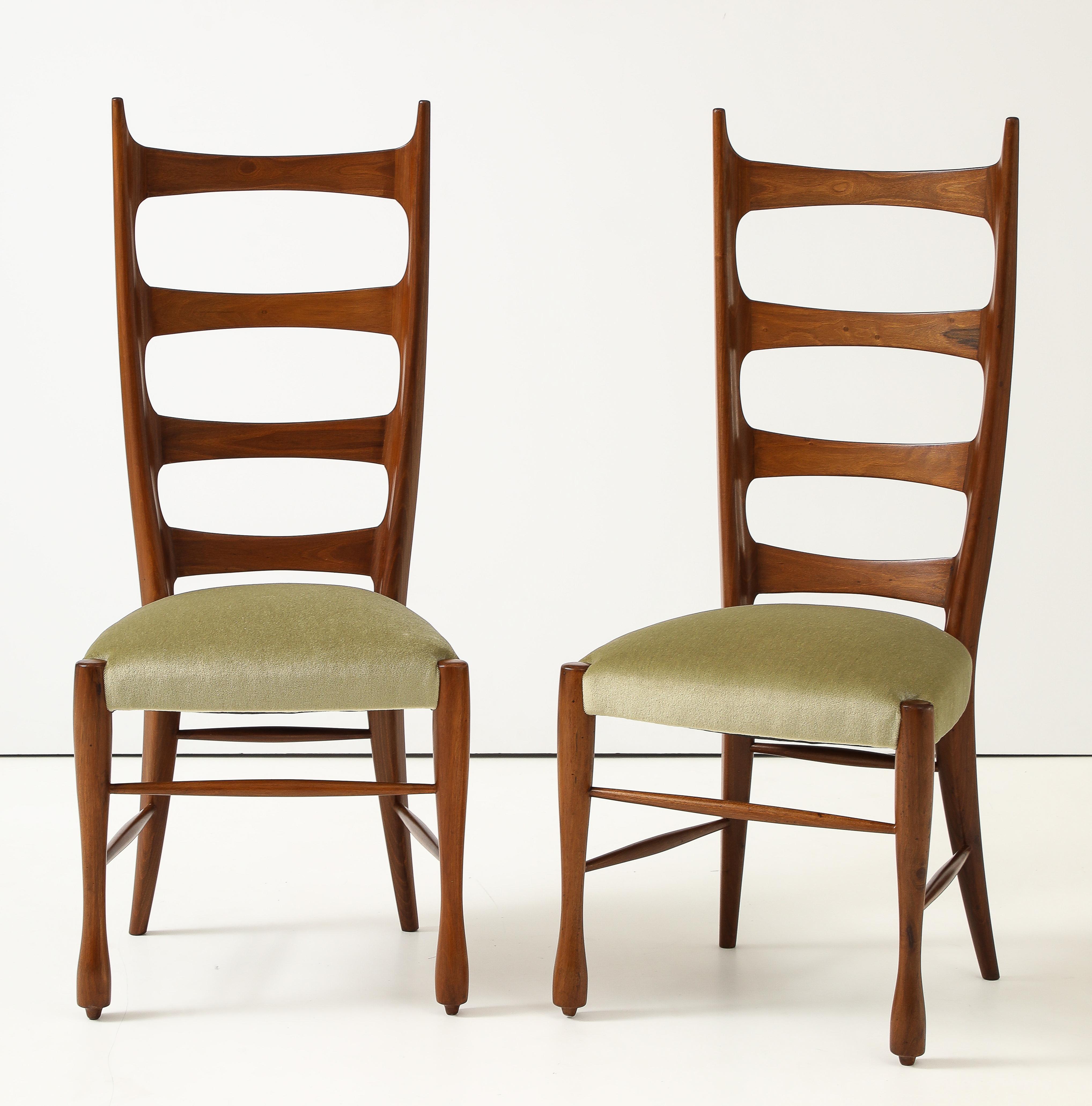Erstaunliches Paar skulpturaler Beistellstühle von Paolo Buffa aus den 1950er Jahren mit hoher Rückenlehne, vollständig restauriert und mit Donghia-Mohair-Stoff bezogen, mit geringen alters- und gebrauchsbedingten Abnutzungserscheinungen und Patina