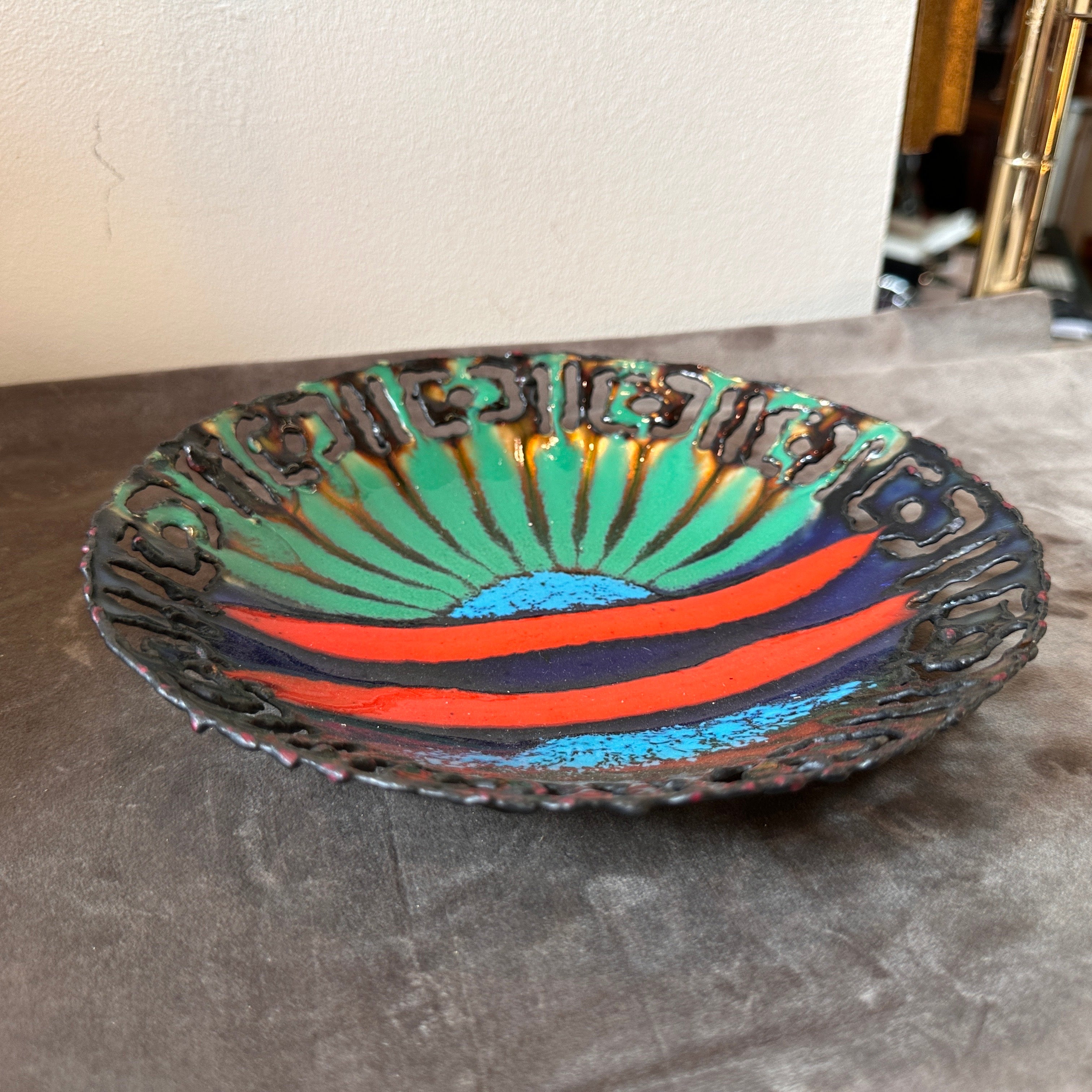 This Copper Round Bowl is a stunning example of Italian craftsmanship and mid-century design sensibilities, it embodies the era's fascination with vibrant colors and abstract decors.
Crafted from copper, the bowl features a round shape that allows