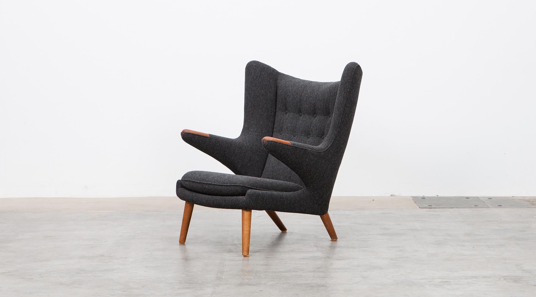 Papa Bear chair by Hans Wegner manufactured by A.P. Stolen, Denmark, 1951

Wonderful original Papa Bear chair designed by Hans Wegner. This ingenious piece comes in perfect condition, even the upholstery with its high-qualitiy woolen fabric in