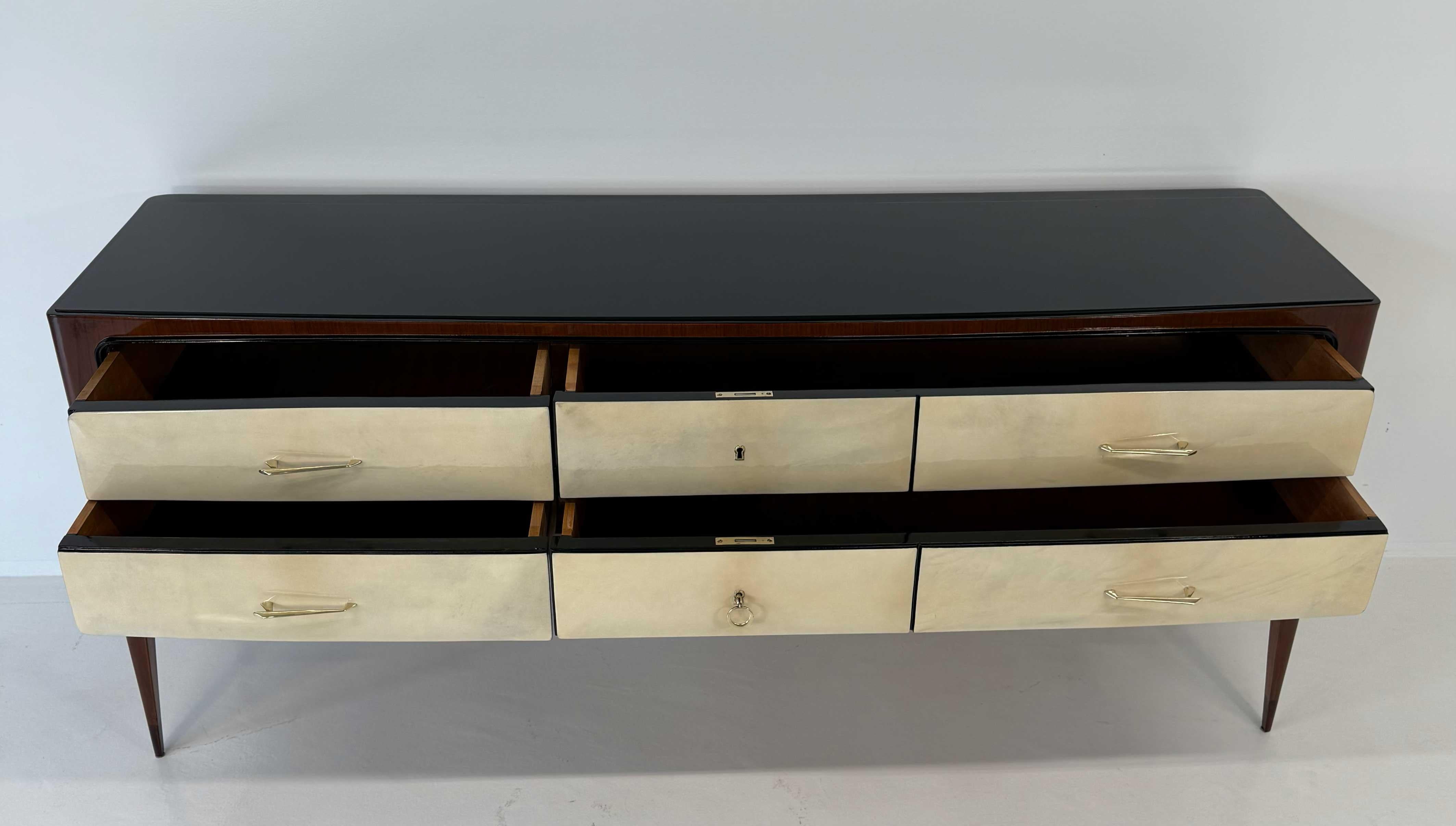 Cassettiera in pergamena e noce del 1950 Attr. Paolo Buffa in vendita 4
