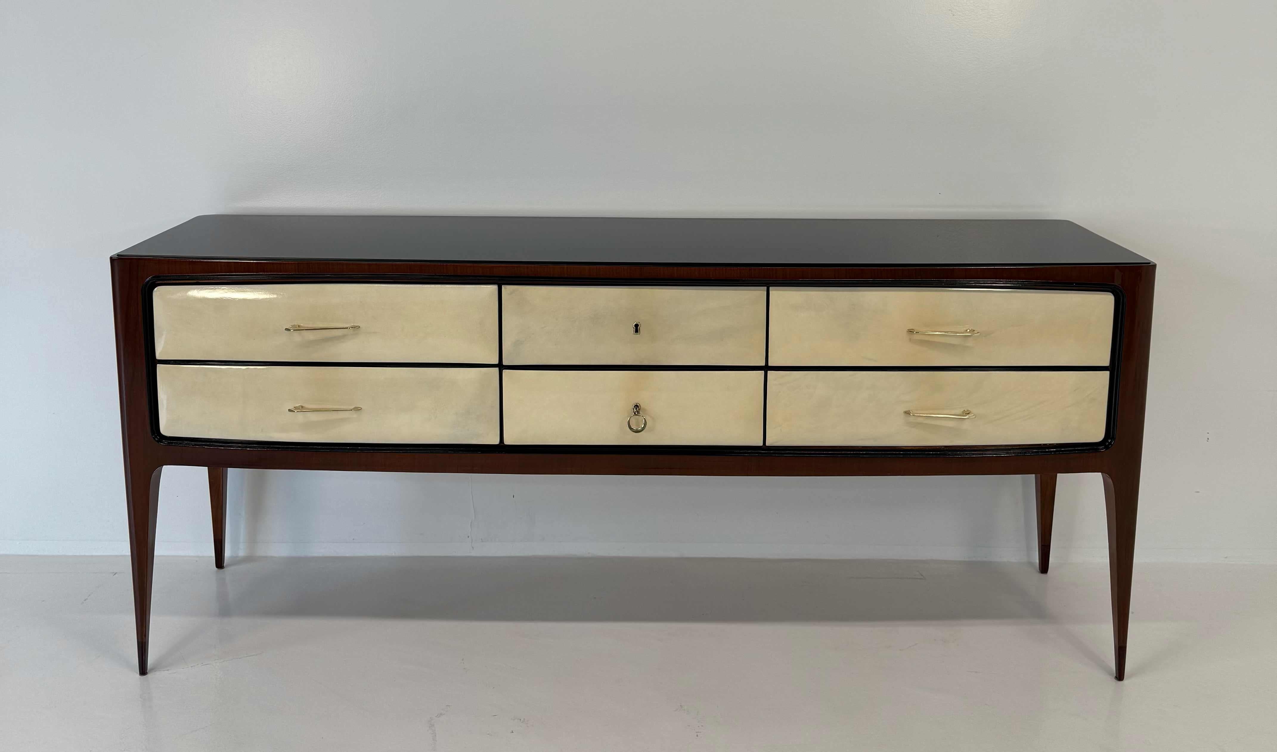 Art Déco Cassettiera in pergamena e noce del 1950 Attr. Paolo Buffa in vendita