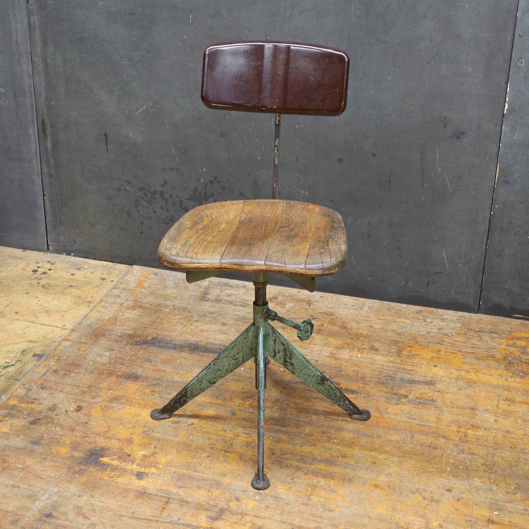 Odd combination of materials; steel, oak, and bakelite.

Measure: Total H 31-41 in.
Seat H 18-28 in.
 