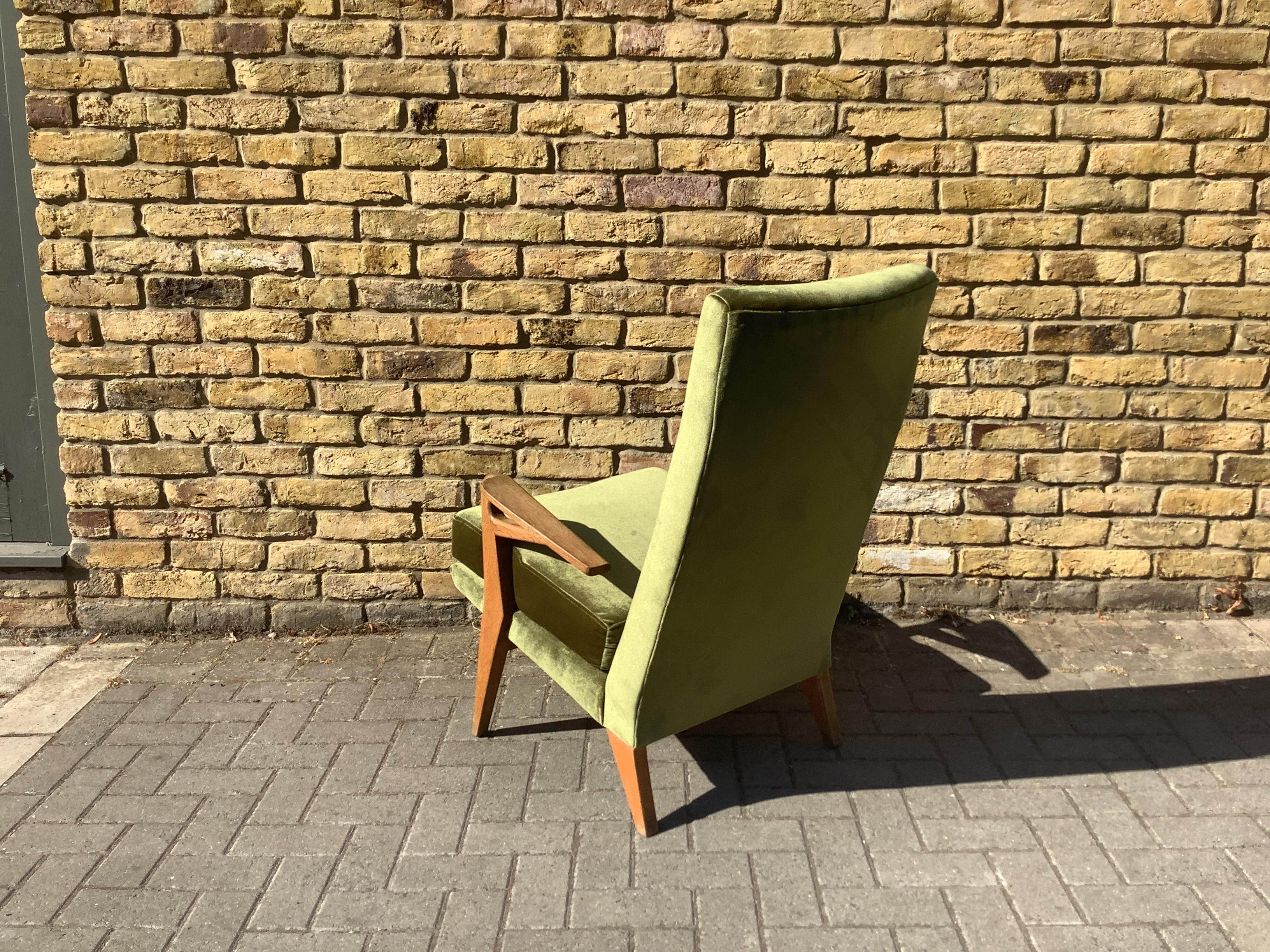 1950’s armchair by German designer Willi Knoll edited by British designer Frederic Parker. Model 809

Upholstered in green velvet angled oak arms .Fantastic shape 

Parker Knoll.

 

 

Frederick Parker was born in Shoreditch in 1845. He