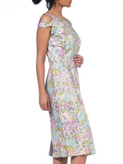 Robe en satin de coton à fleurs rose pâle des années 1950 avec détails en cristal et perles