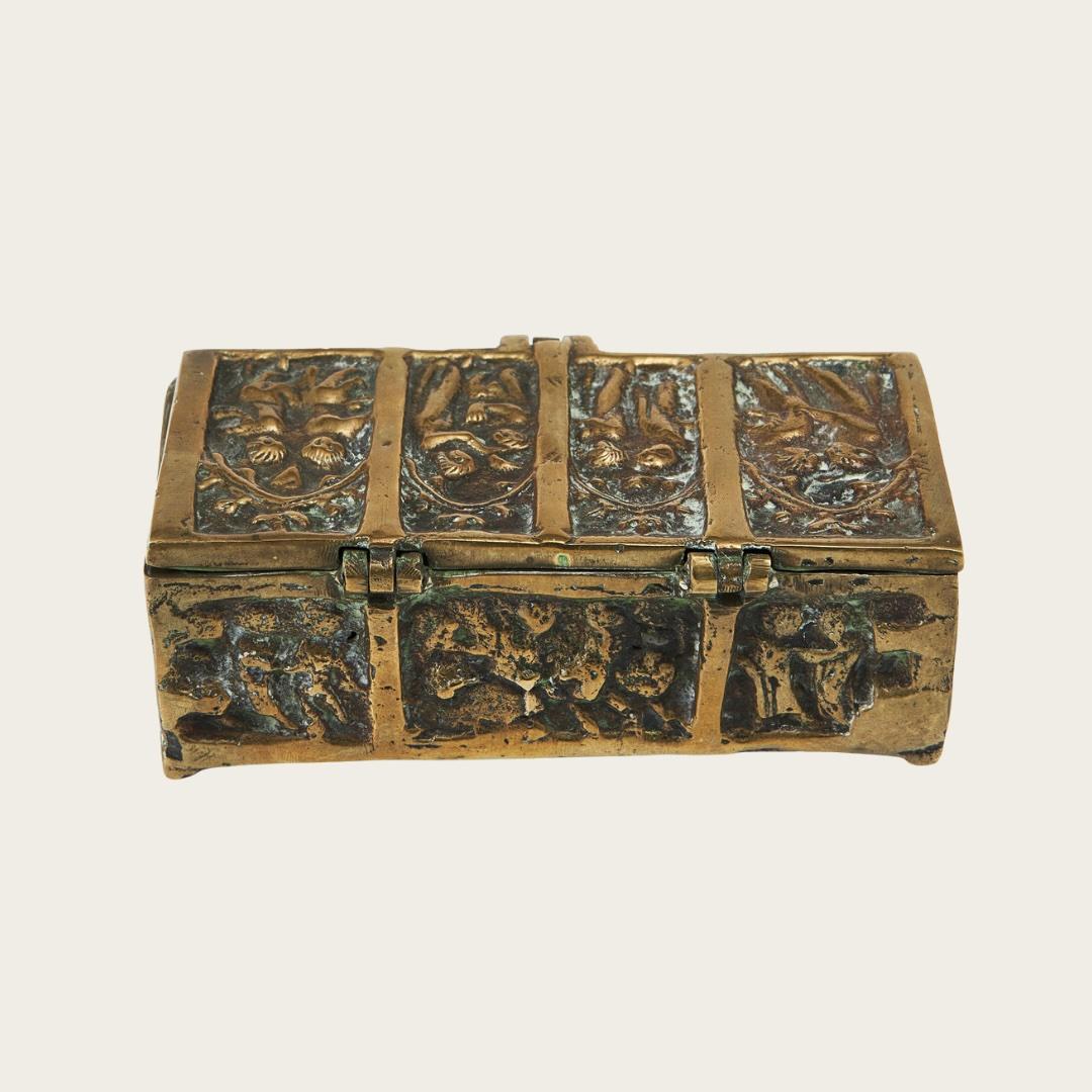 1950s Patinated Brass Relief Box Bon état - En vente à Brooklyn, NY