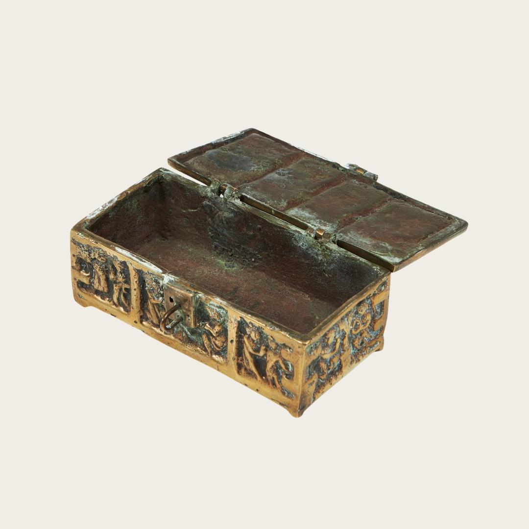Milieu du XXe siècle 1950s Patinated Brass Relief Box en vente
