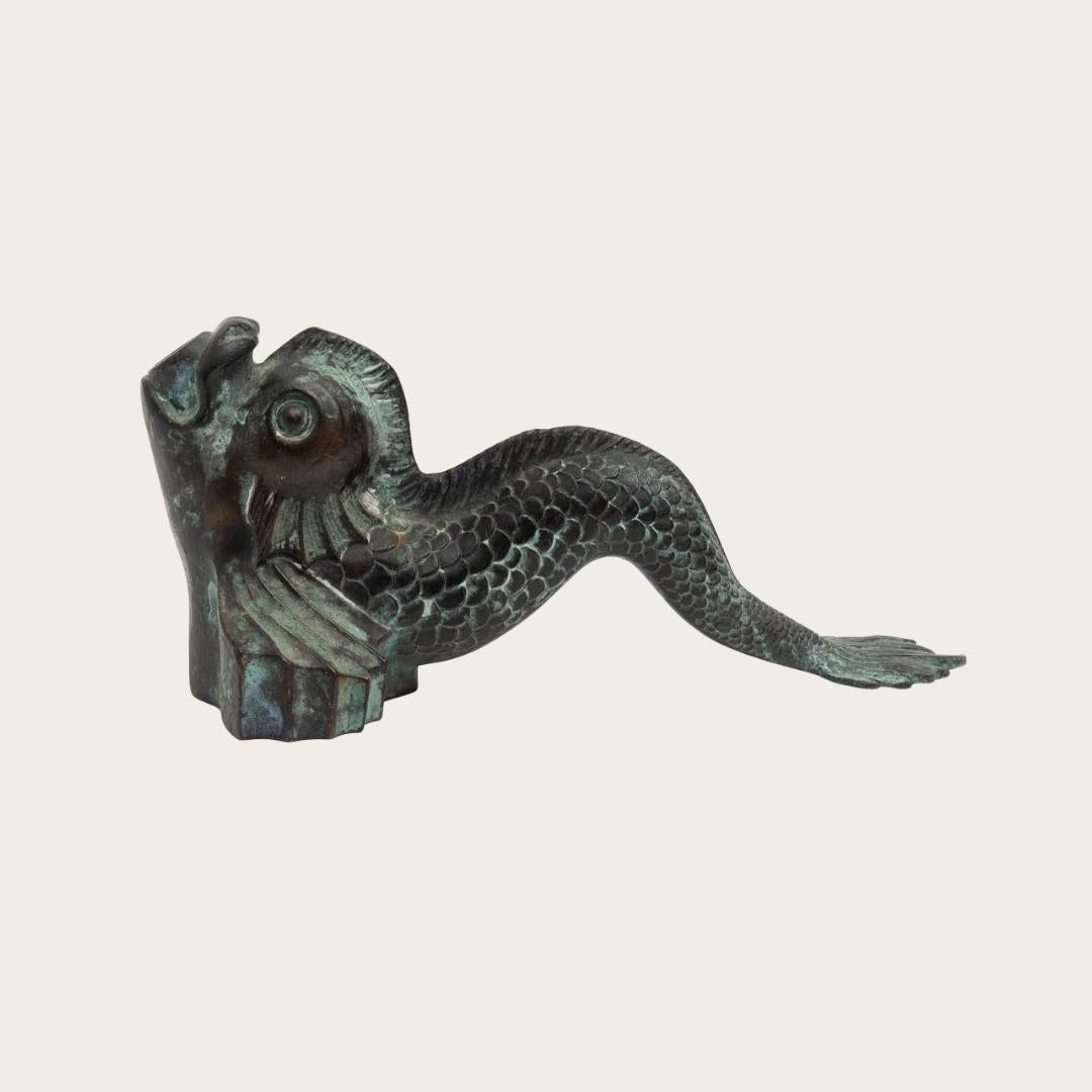 Années 1950, Suède. Un poisson sculptural qui faisait auparavant partie d'une sculpture de fontaine. Avec des écailles et des nageoires détaillées.