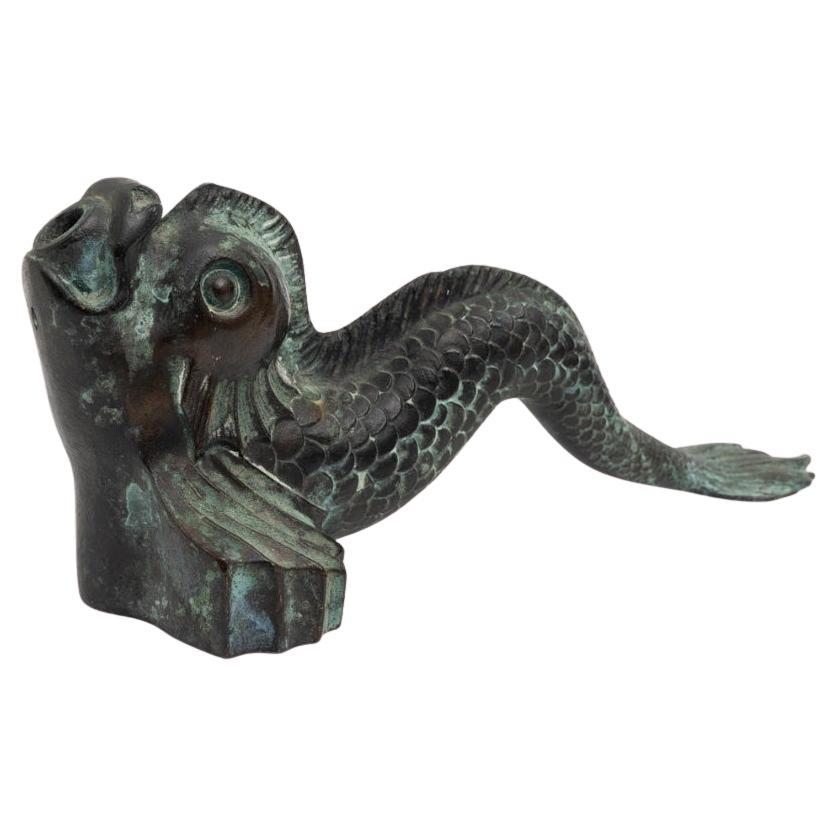 Sculpture en bronze patiné des années 1950 représentant un poisson dans le style de Carl Milles