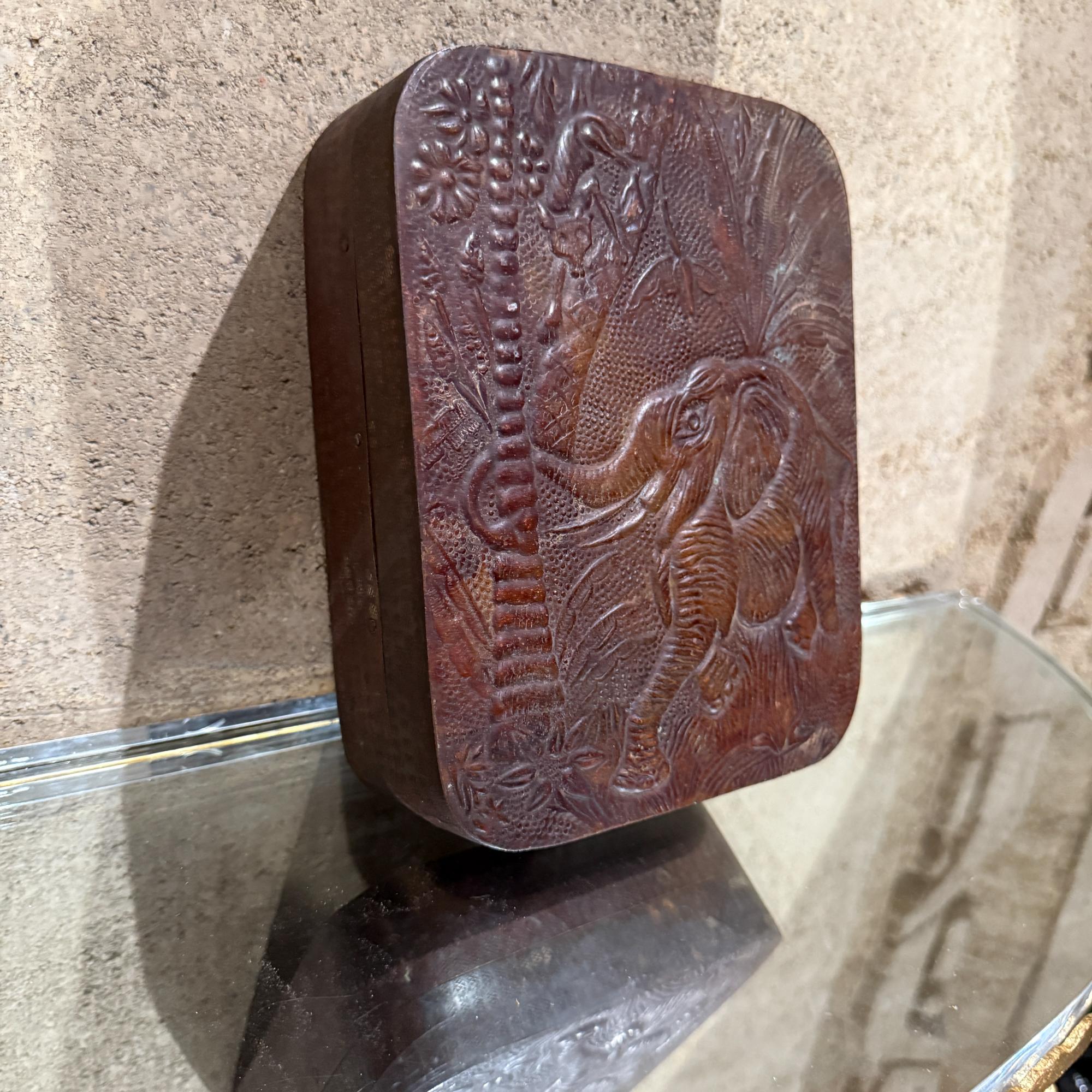 Scatola in rame patinato del 1950 con elefante in rilievo India in vendita 7