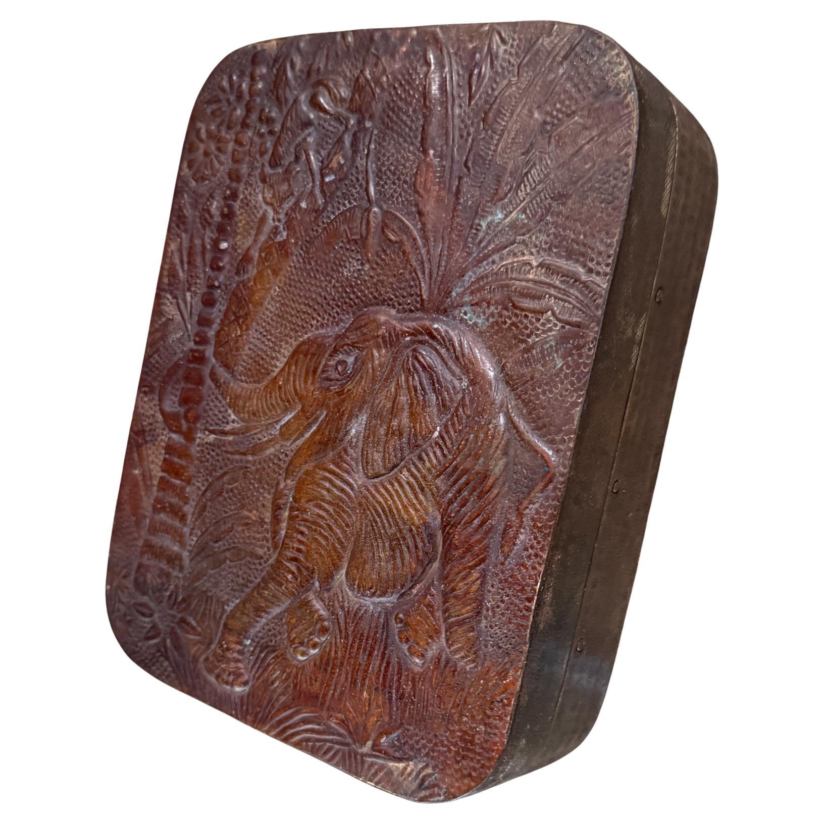 Boîte en cuivre patiné des années 1950 avec éléphant en relief Inde