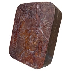 1950s Caja de cobre patinado en relieve Elefante India