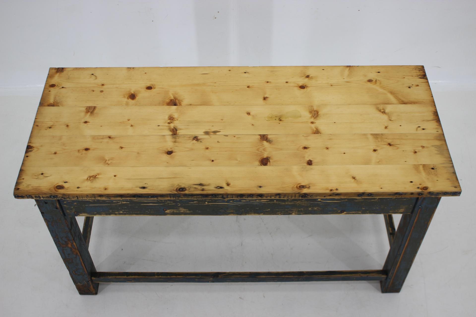 1950s Patinated Pine Tree Wooden Table, Czechoslovakia In Good Condition For Sale In Praha, CZ