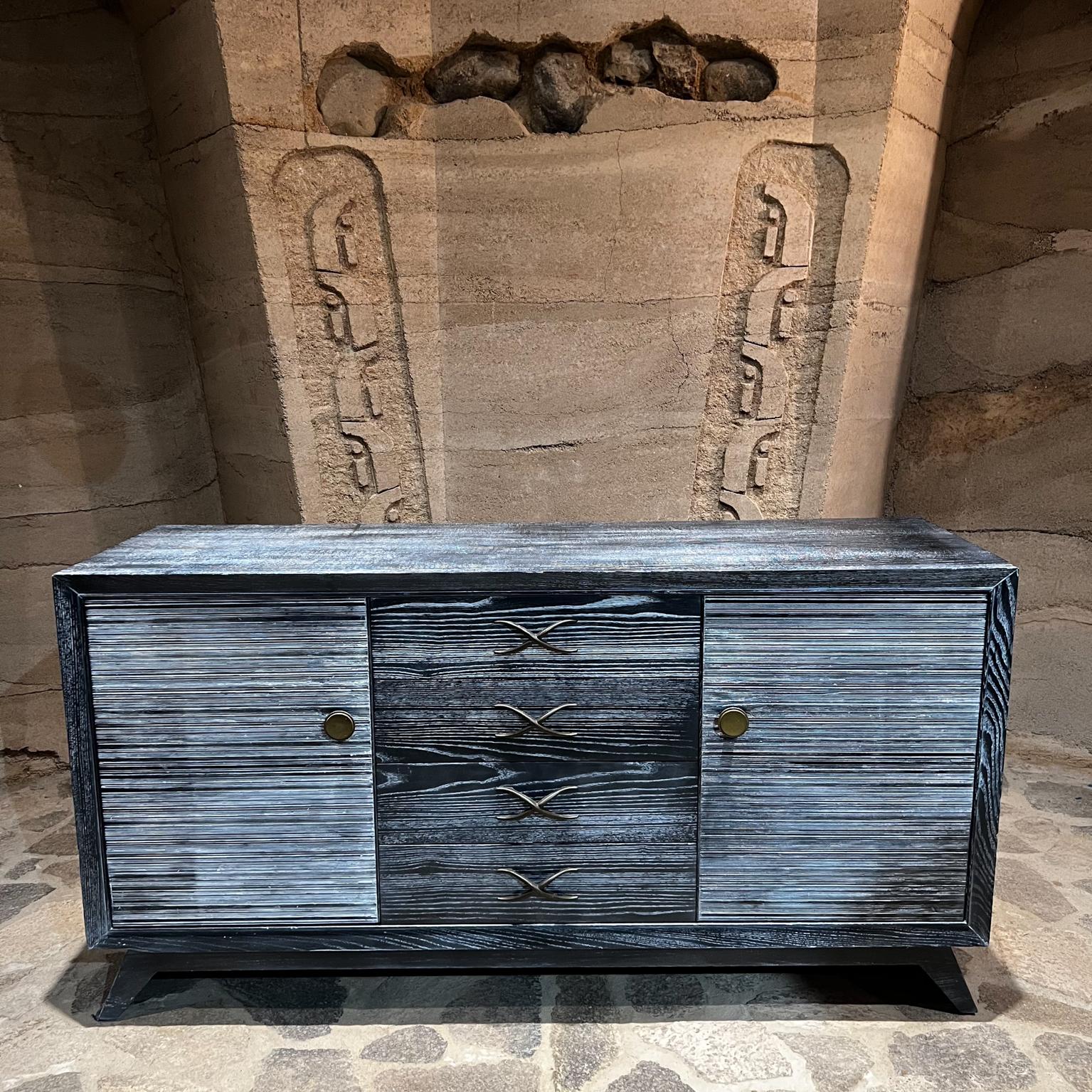 Comò a buffet in rovere cerato nero Paul Frankl del 1950 per Brown Saltman
Favolosa finitura in rovere cerato, iconiche maniglie x su legno pettinato.
 64 x 20 di profondità x 33,5 di altezza
Cassetti 16,75 profondità 21,25 larghezza x 4,5 altezza
