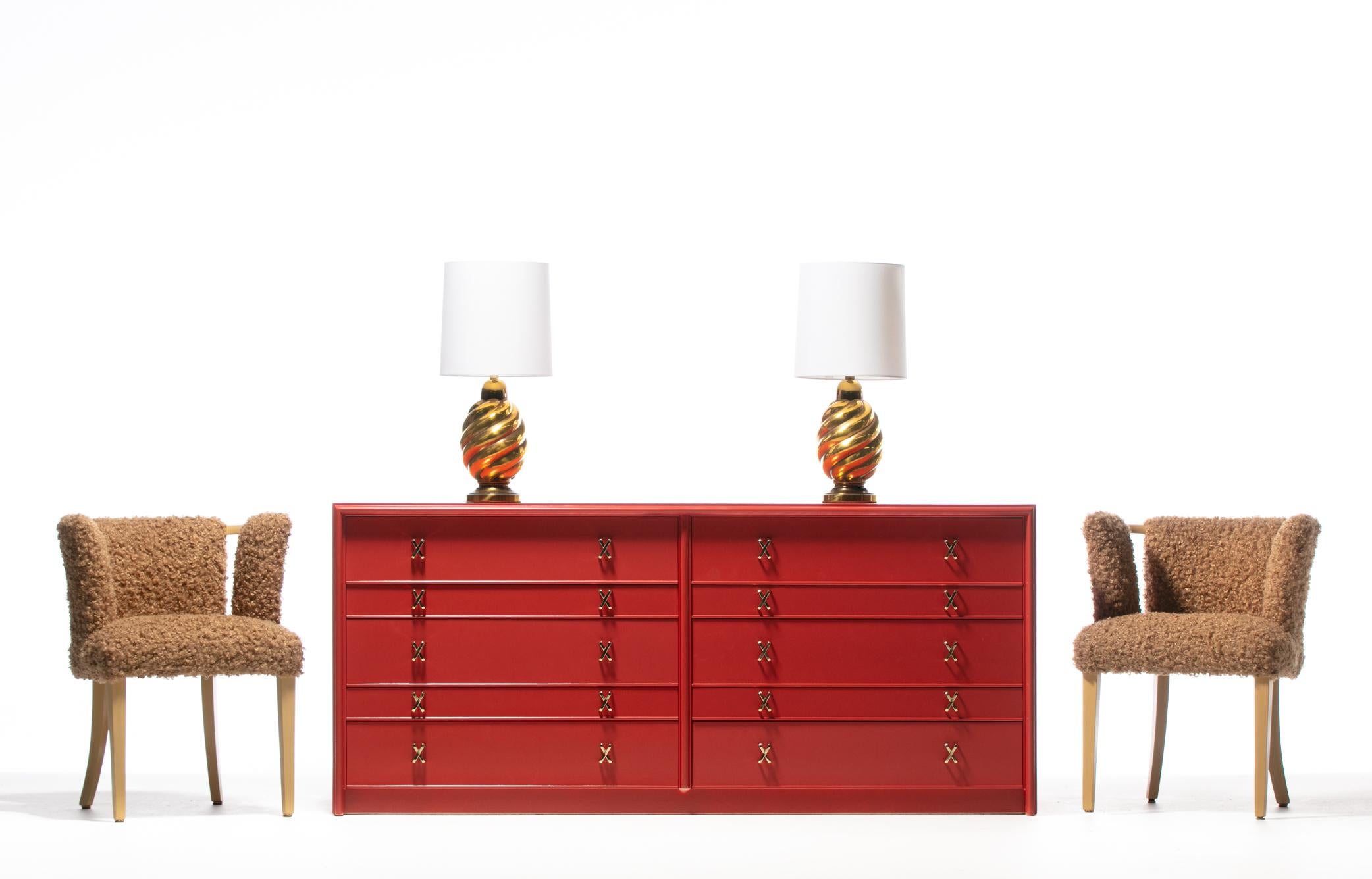 Iconica cassettiera a 10 cassetti di Paul Frankl con tiretti a X in ottone appena lucidato, rifinita e mostrata in lacca rossa marocchina della collezione Debonair di Frankl per Johnson Furniture.  Coppia disponibile. Si prega di notare che