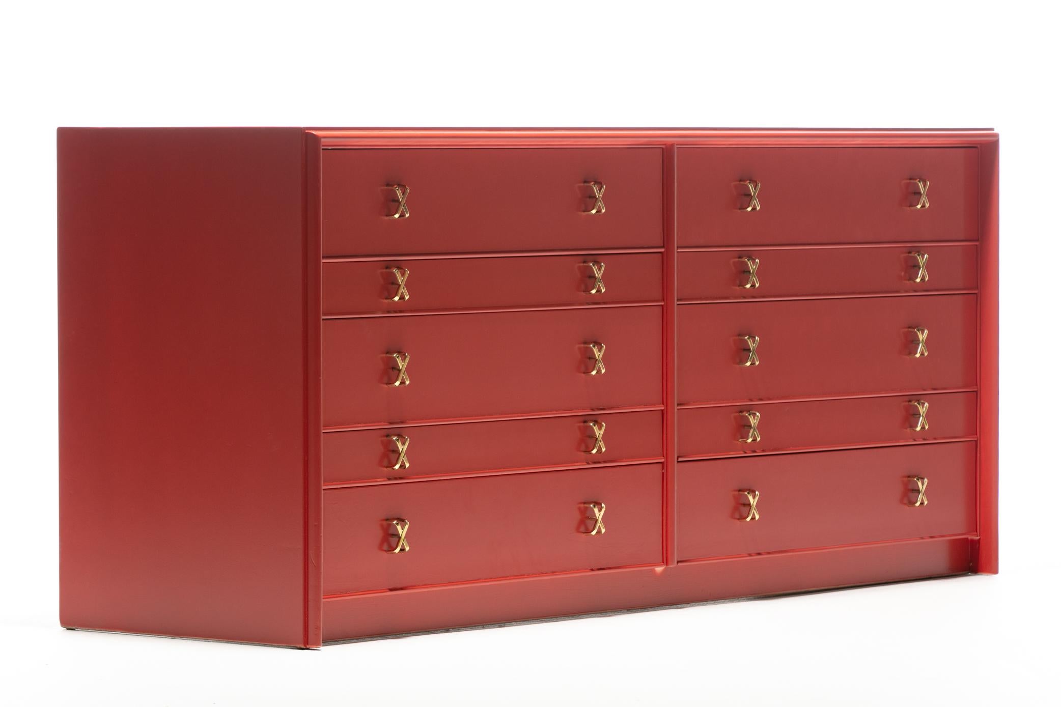 Mid-Century moderno Cassettone doppio laccato rosso marocchino di Paul Frankl del 1950 in vendita