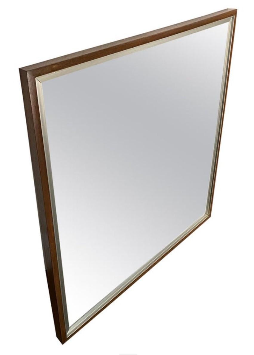 Fabriqué aux États-Unis et conçu par Paul McCobb, ce miroir est parfaitement assorti au reste de la gamme Linear Group de Calvin Furniture. Avec un simple cadre en noyer rehaussé d'aluminium découpé à la machine à 90 degrés, son look tend vers