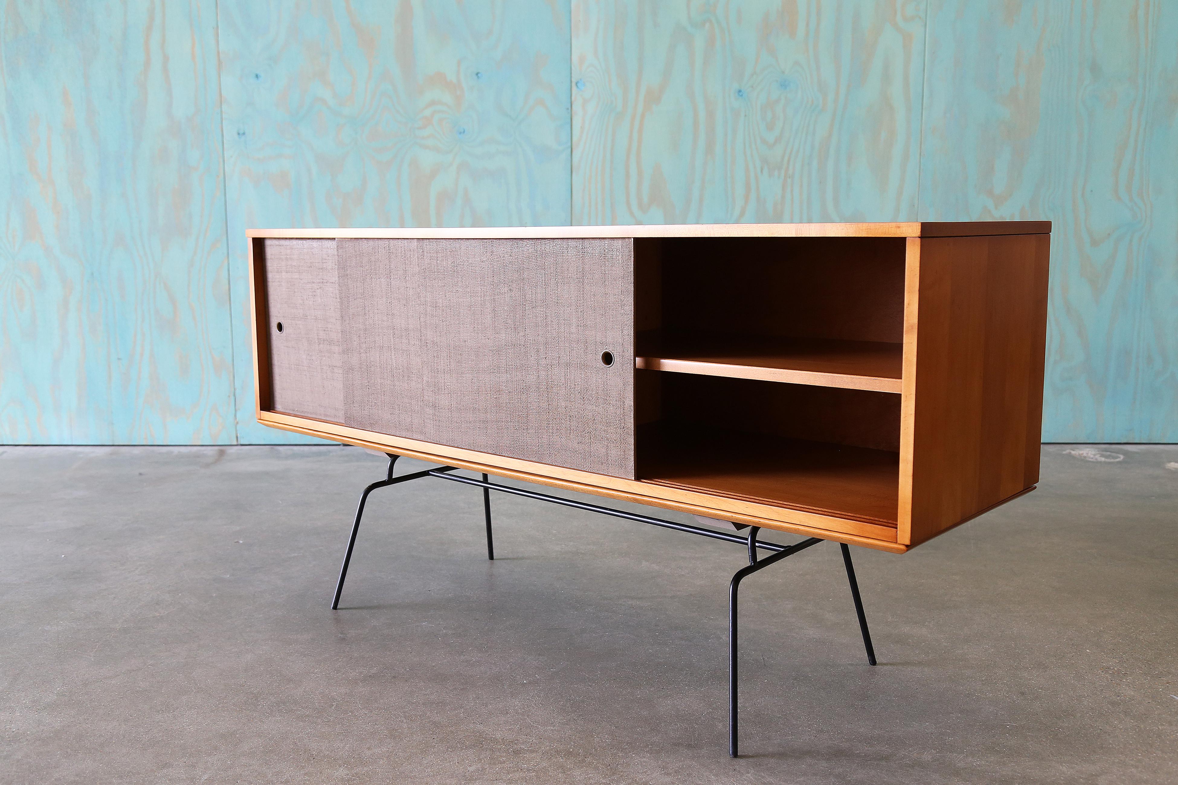1950s Paul McCobb for Planner Group Iron Leg Credenza Mid Century Modern in vendita 4