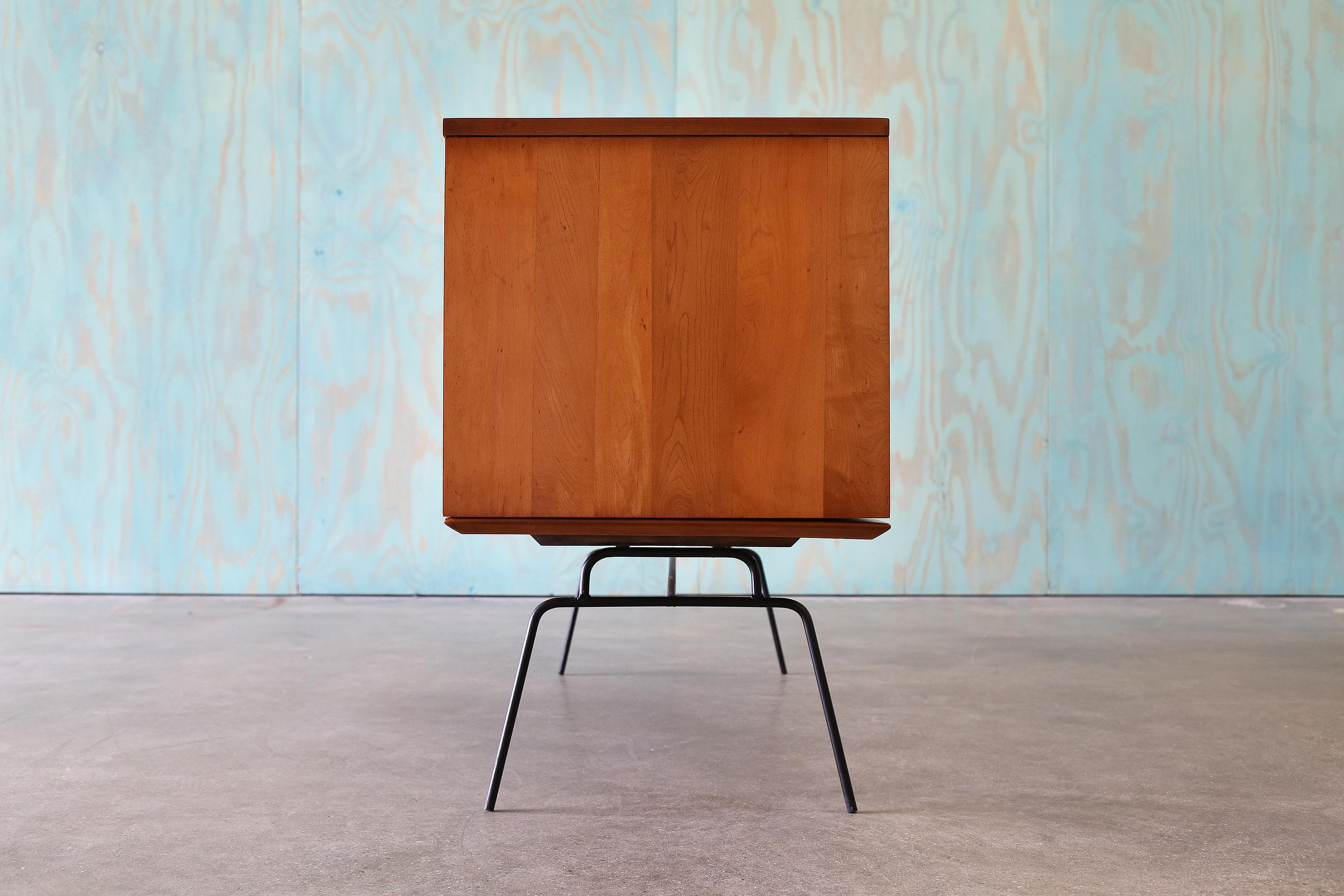 1950s Paul McCobb for Planner Group Iron Leg Credenza Mid Century Modern in vendita 5