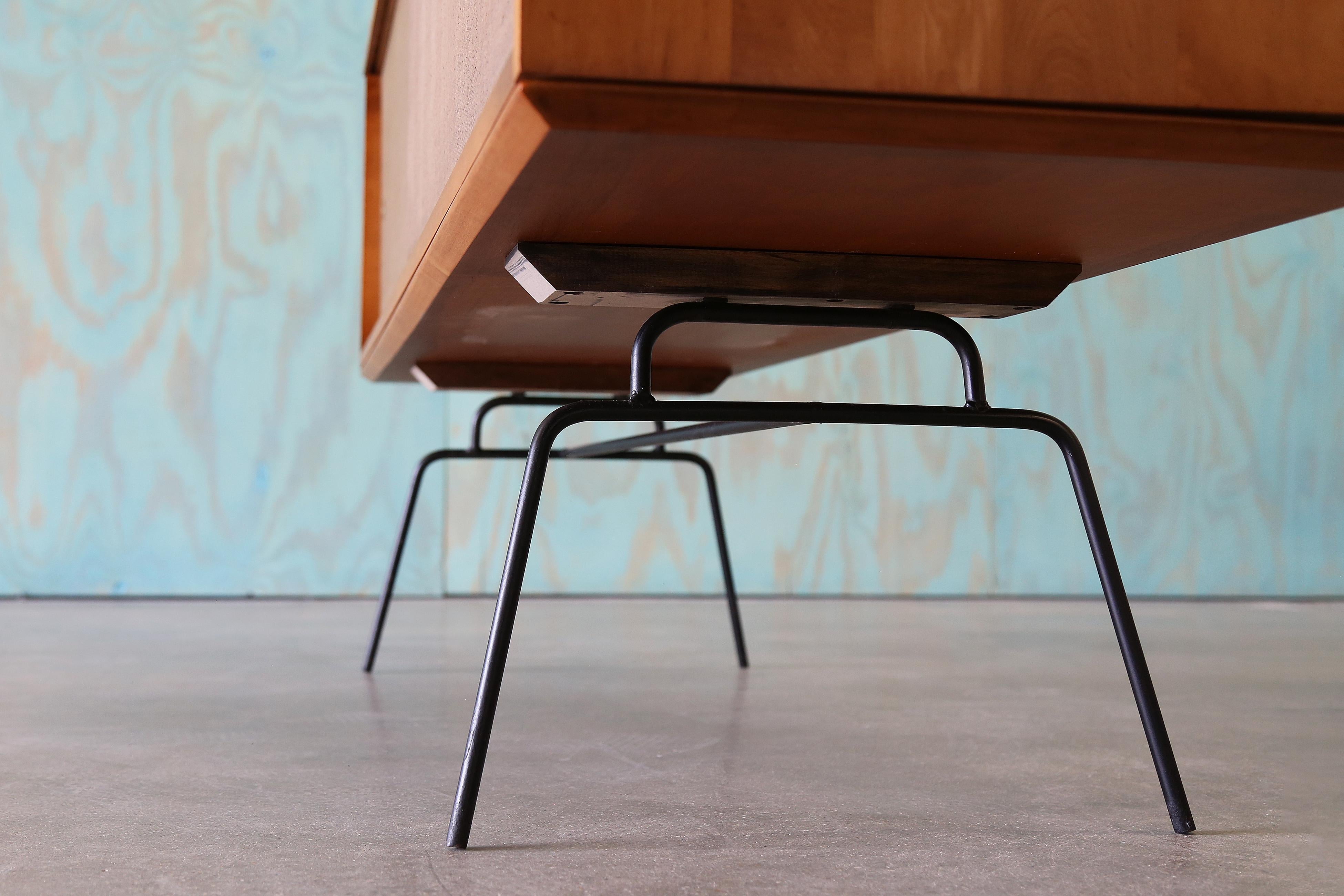1950s Paul McCobb for Planner Group Iron Leg Credenza Mid Century Modern in vendita 6