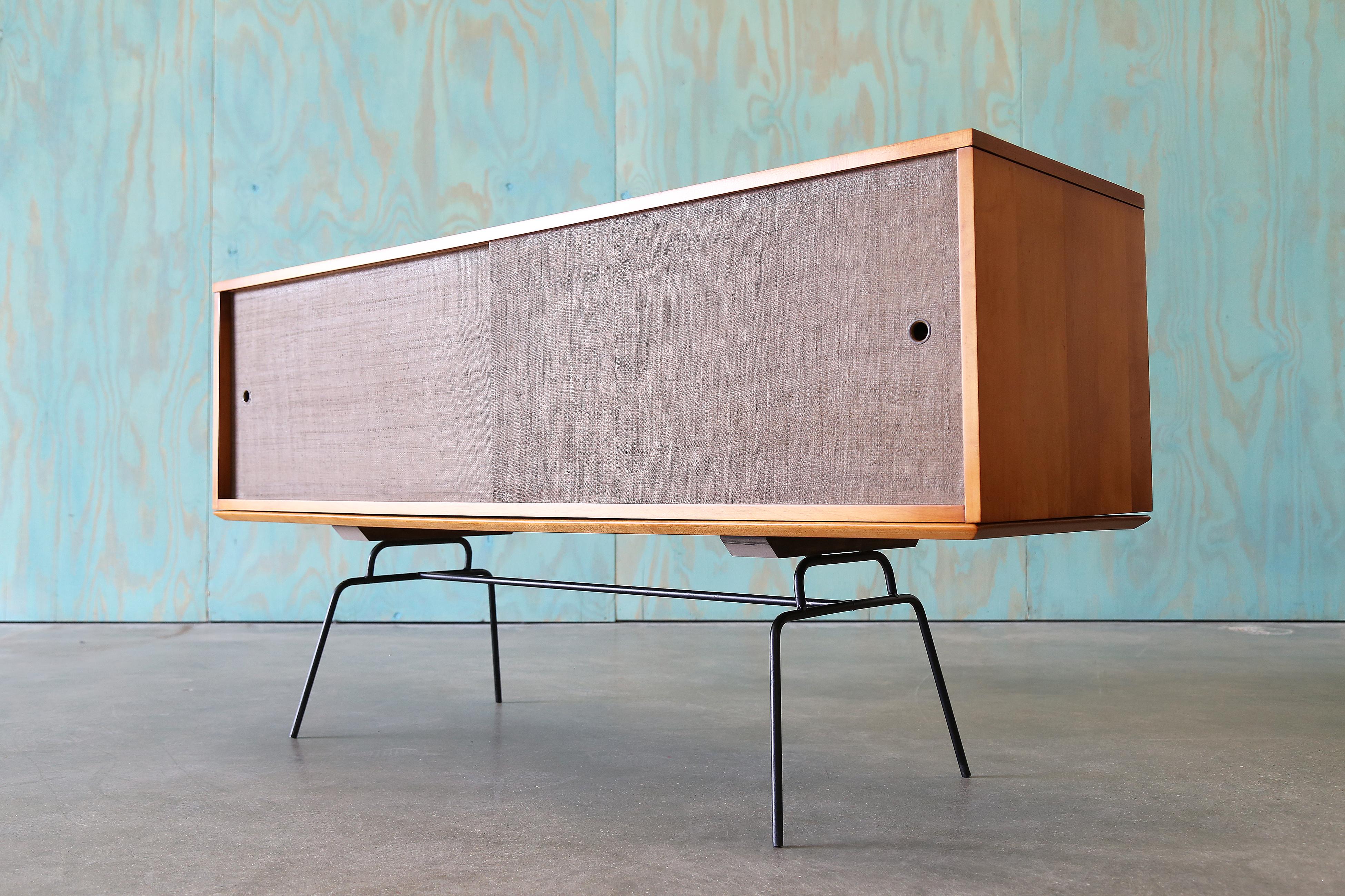 Scarsa credenza di Paul McCobb per Planner Group, con un mobile da 60 pollici su una base per tavolino con gambe in ferro, risalente agli anni Cinquanta.   Questa configurazione non si presenta spesso, con una lacca color arancio su una betulla