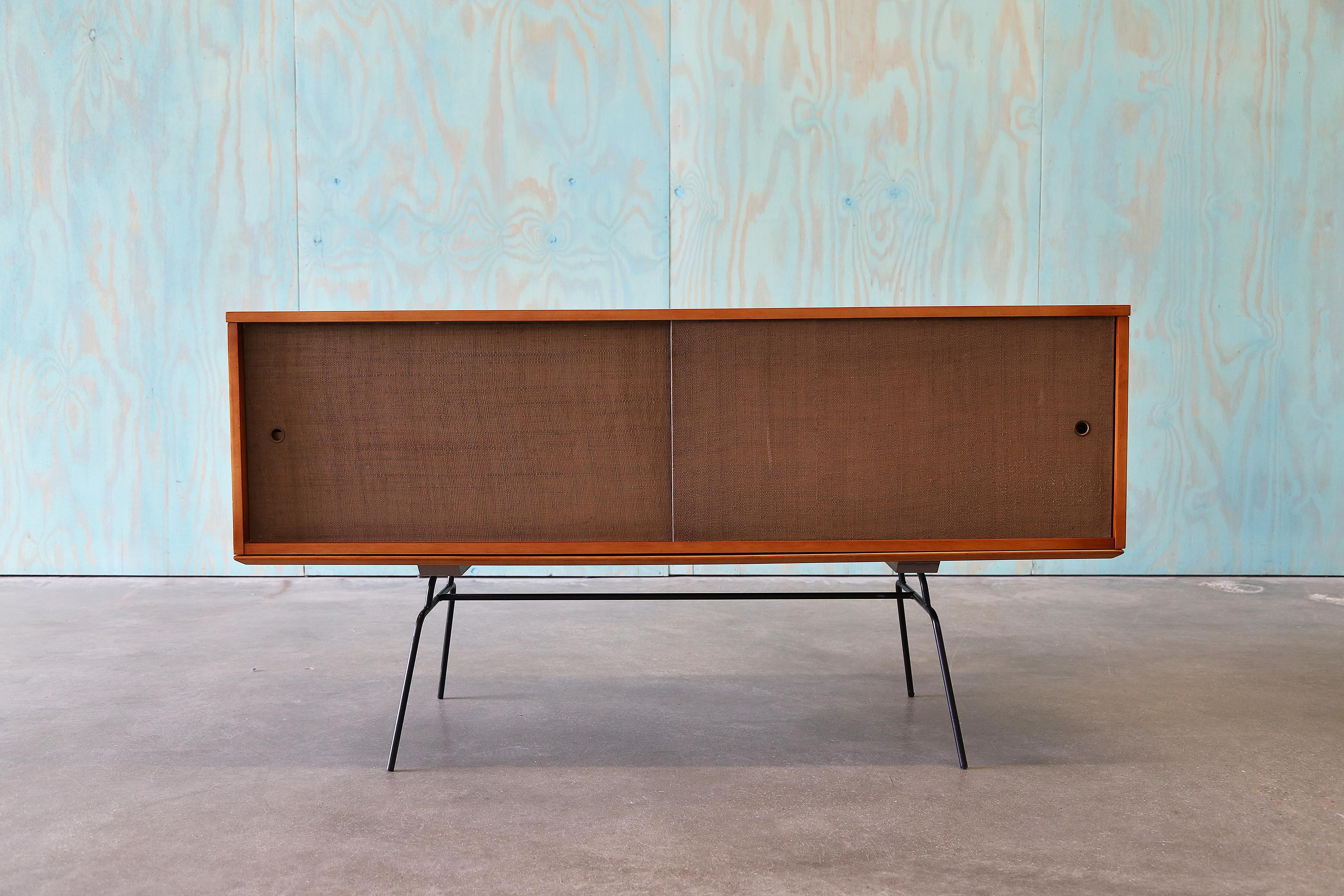 1950s Paul McCobb for Planner Group Iron Leg Credenza Mid Century Modern In condizioni buone in vendita a Virginia Beach, VA