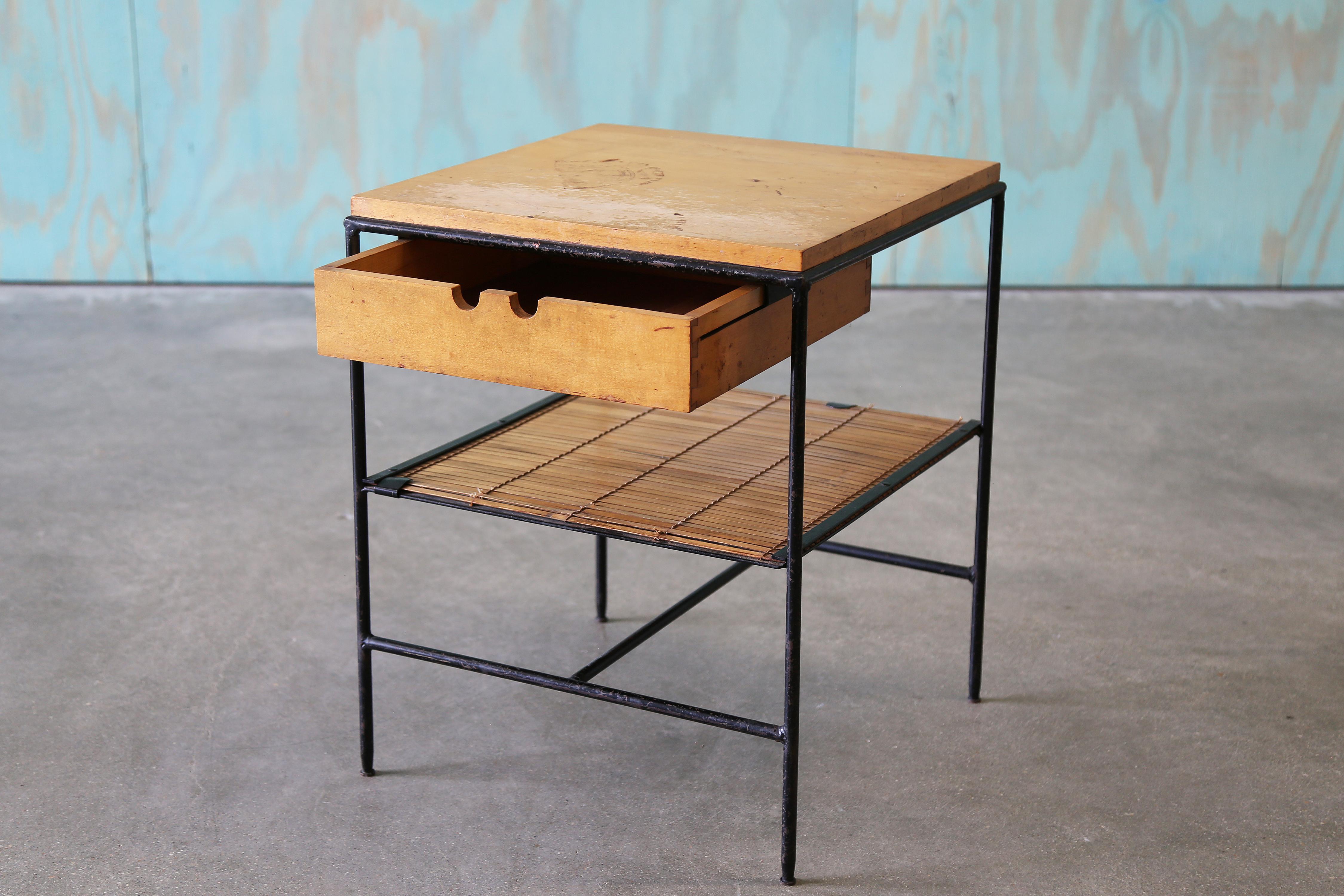 Très désirable table de nuit ou table d'appoint #1572 de Paul McCobb, de sa collection Planner Group pour Winchedon, vers les années 1950. Elle se compose d'un cadre en fer forgé noir apparent, d'un seul tiroir et d'un plateau en érable, et d'une