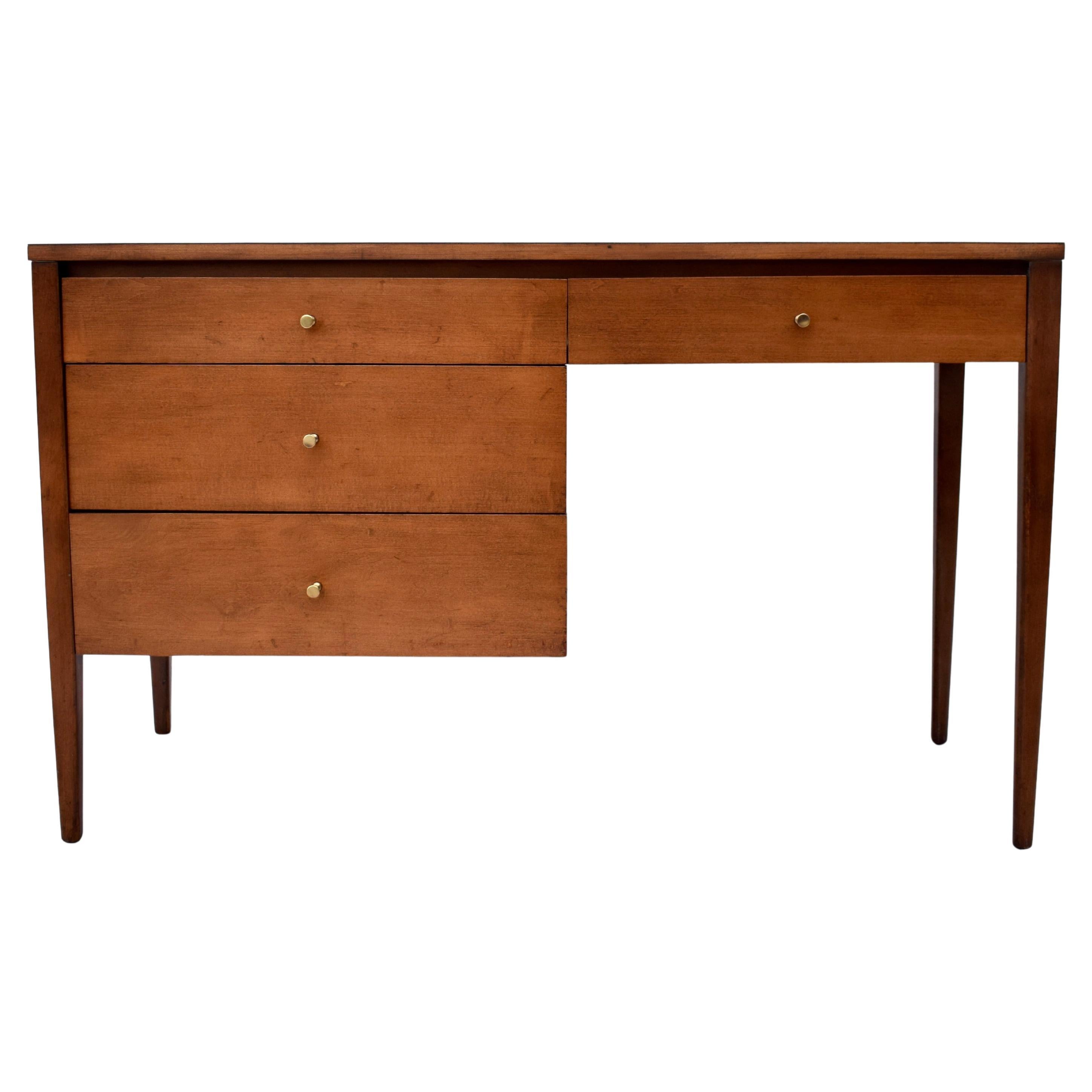 Magnifique bureau à quatre tiroirs et chaise assortie de Paul McCobb, avec dessus en stratifié blanc. Tous les originaux des années 1950 de la série Planner Group, cet ensemble rarement vu avec l'étiquette d'origine a été entièrement détaillé à la