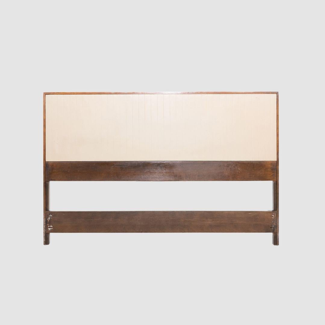 Il s'agit d'une tête de lit de taille normale, conçue à l'origine par Paul McCobb. Cette pièce particulière a été produite par Winchendon Furniture Company aux États-Unis vers les années 1950. Le design se caractérise par un cadre en bois et un