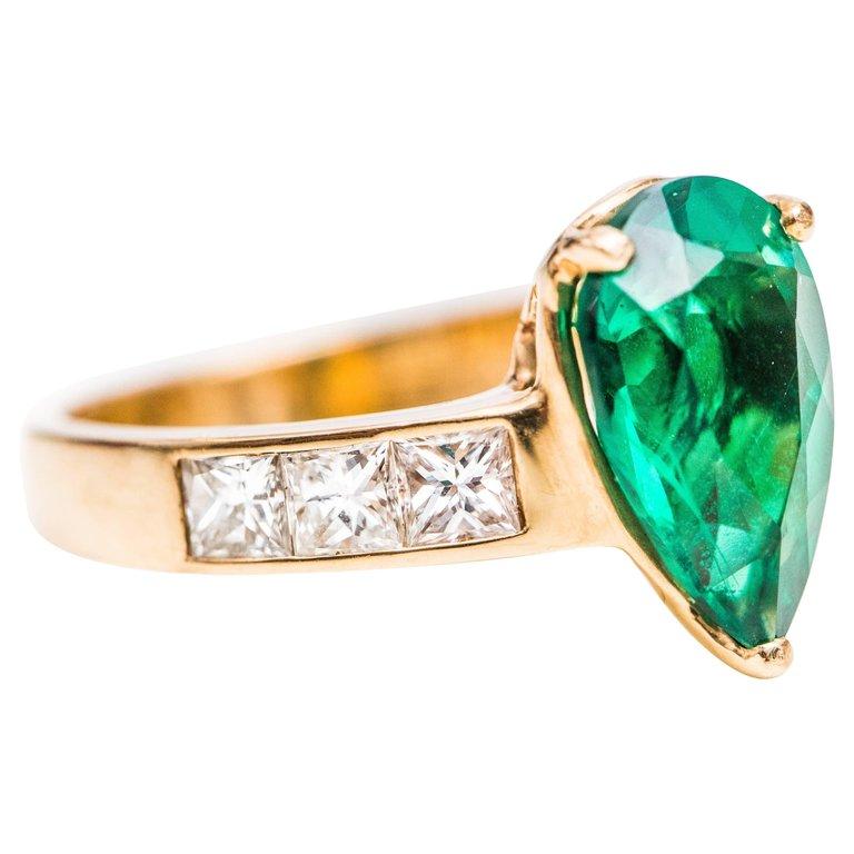 1950er Jahre 14 Karat Gelbgold Ring mit Chatham-Smaragd im Birnenschliff und Diamant (Tropfenschliff) im Angebot