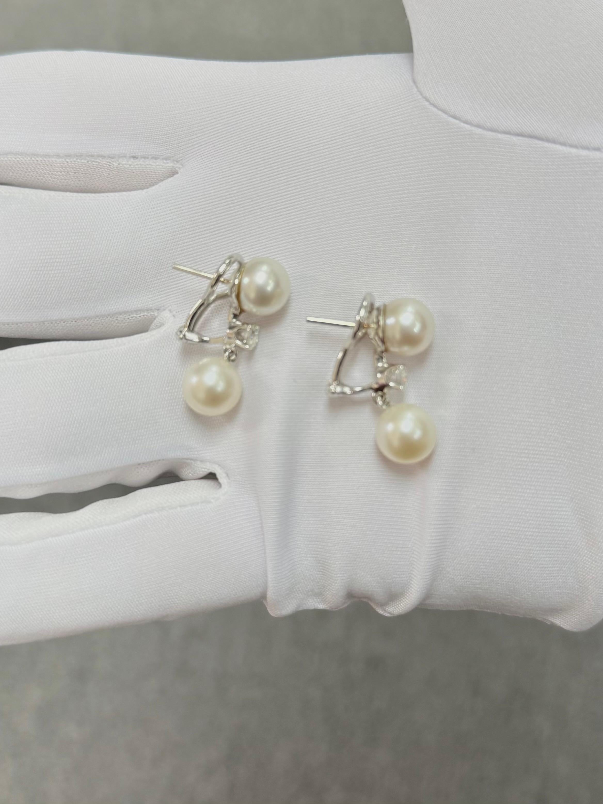 Boucles d'oreilles pendantes en or blanc 14k avec perles et diamants des années 1950 en vente 4